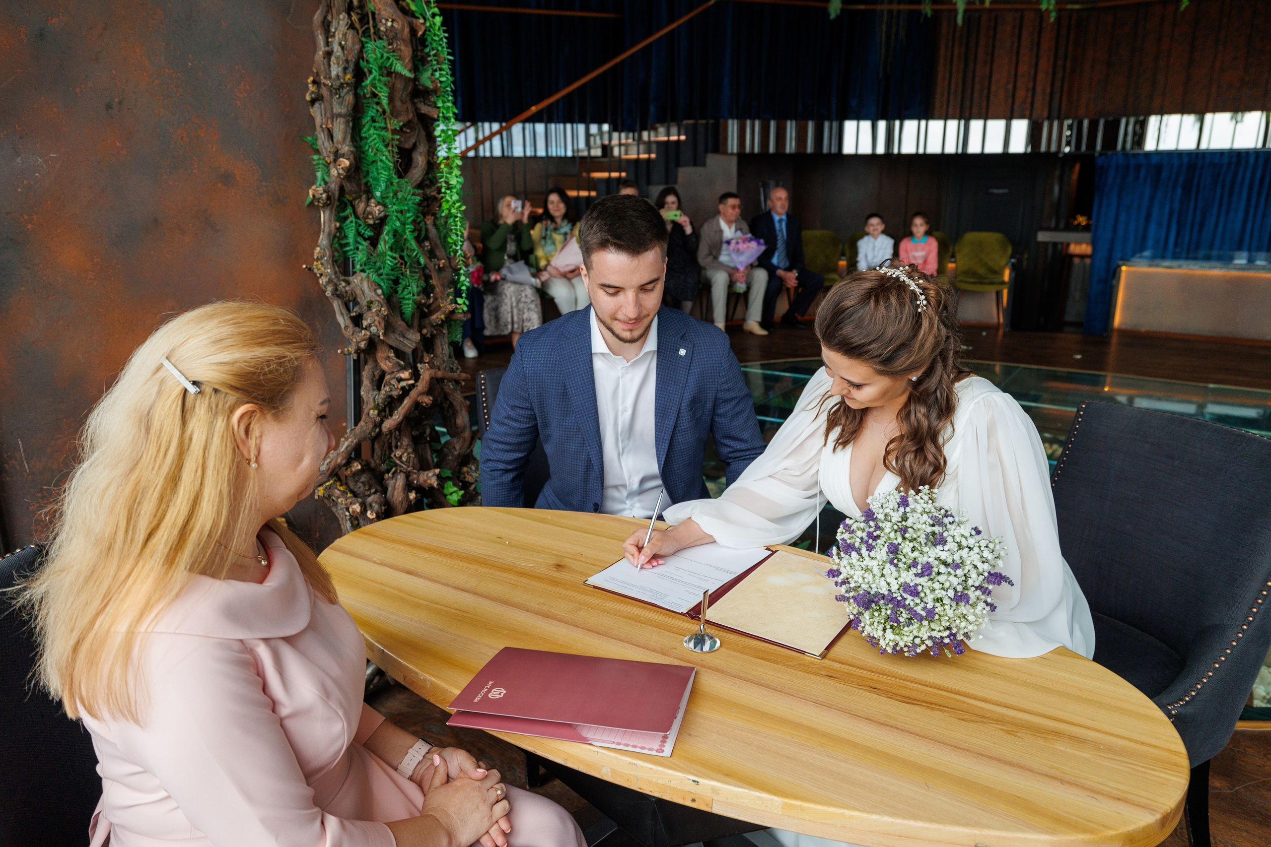 Фотограф на регистрацию в ЗАГС Москва Сити Birds Башня ОКО. Примеры фото, отзывы молодоженов и заявка на регистрацию через официальный сайт.