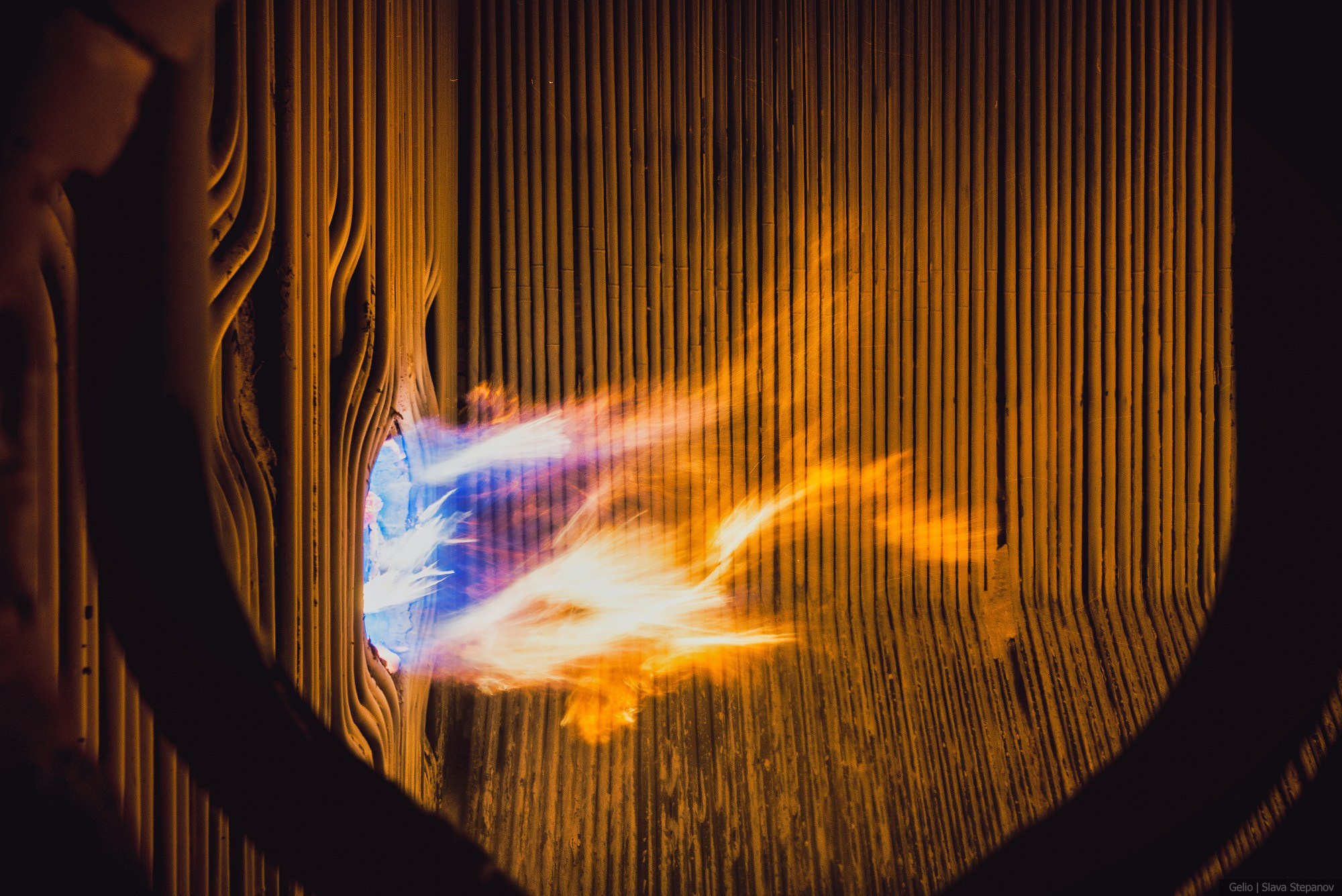 Вид через смотровое окно на мощный факел горящего топлива внутри топки парового котла электростанции, кадр Gelio.