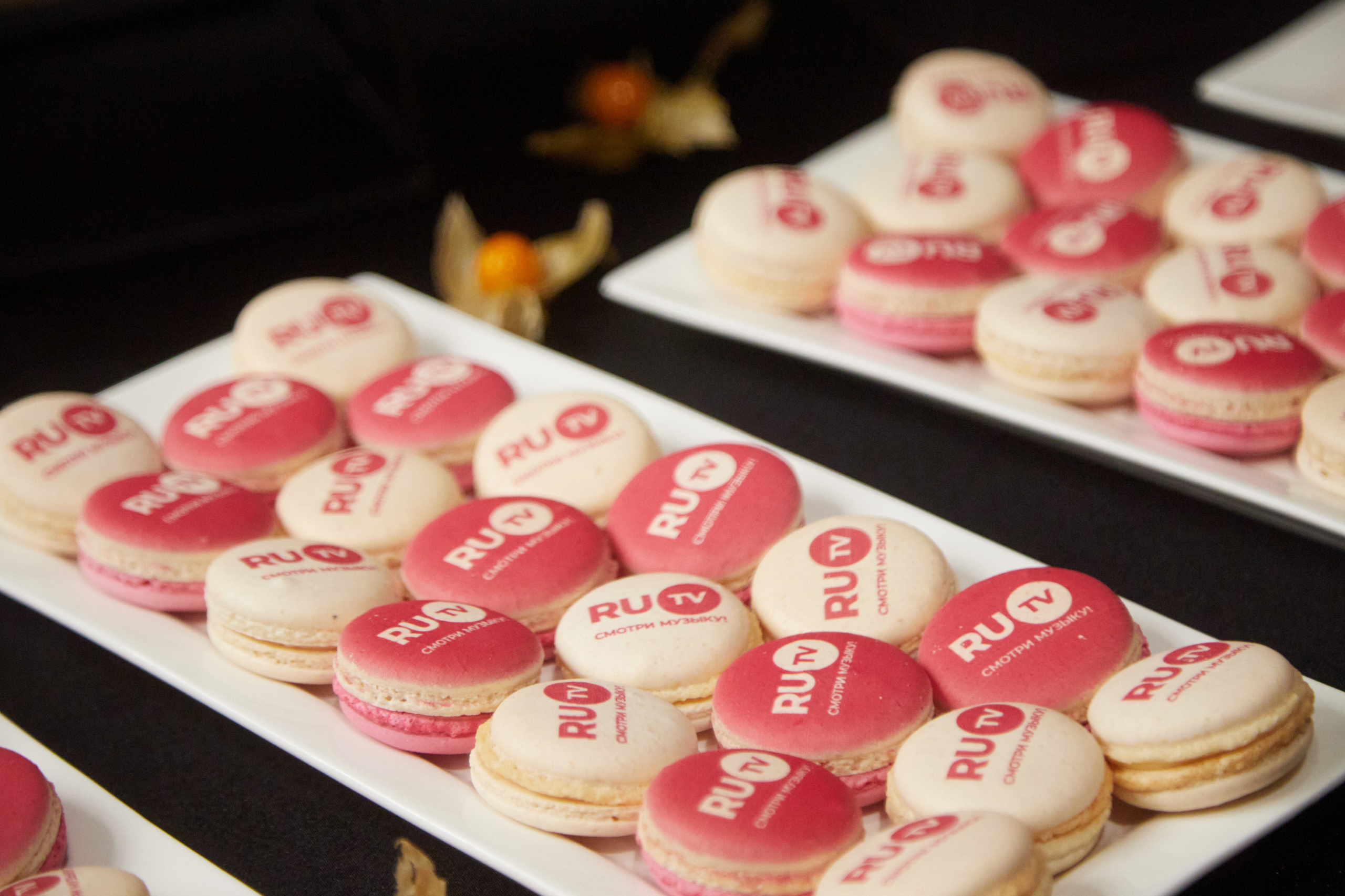 Кейтеринг  — фуд-фотография: Десерты с логотипом на подносе