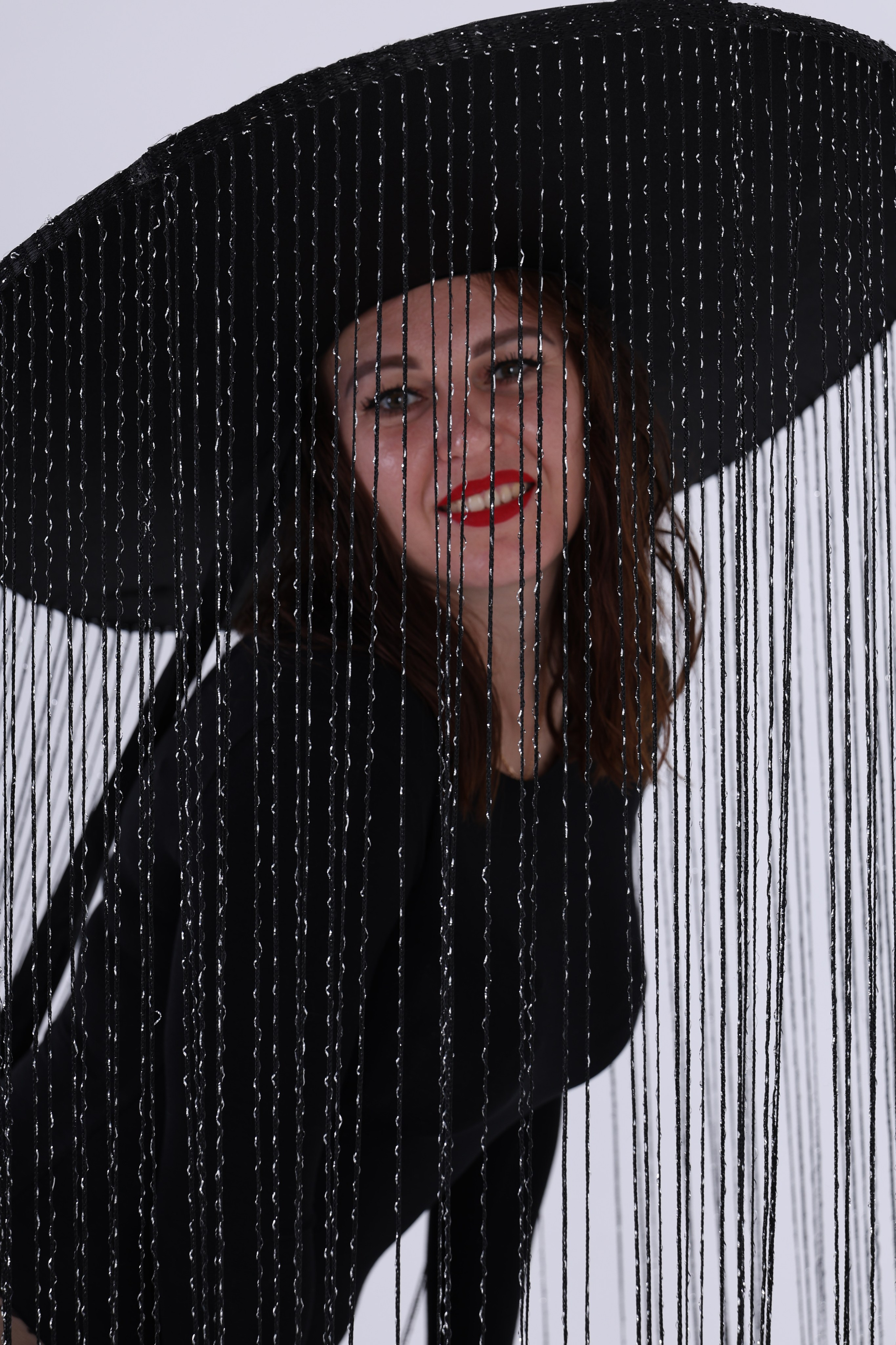 Фотосессия в шляпе с нитями. Фотостудия в Краснодаре