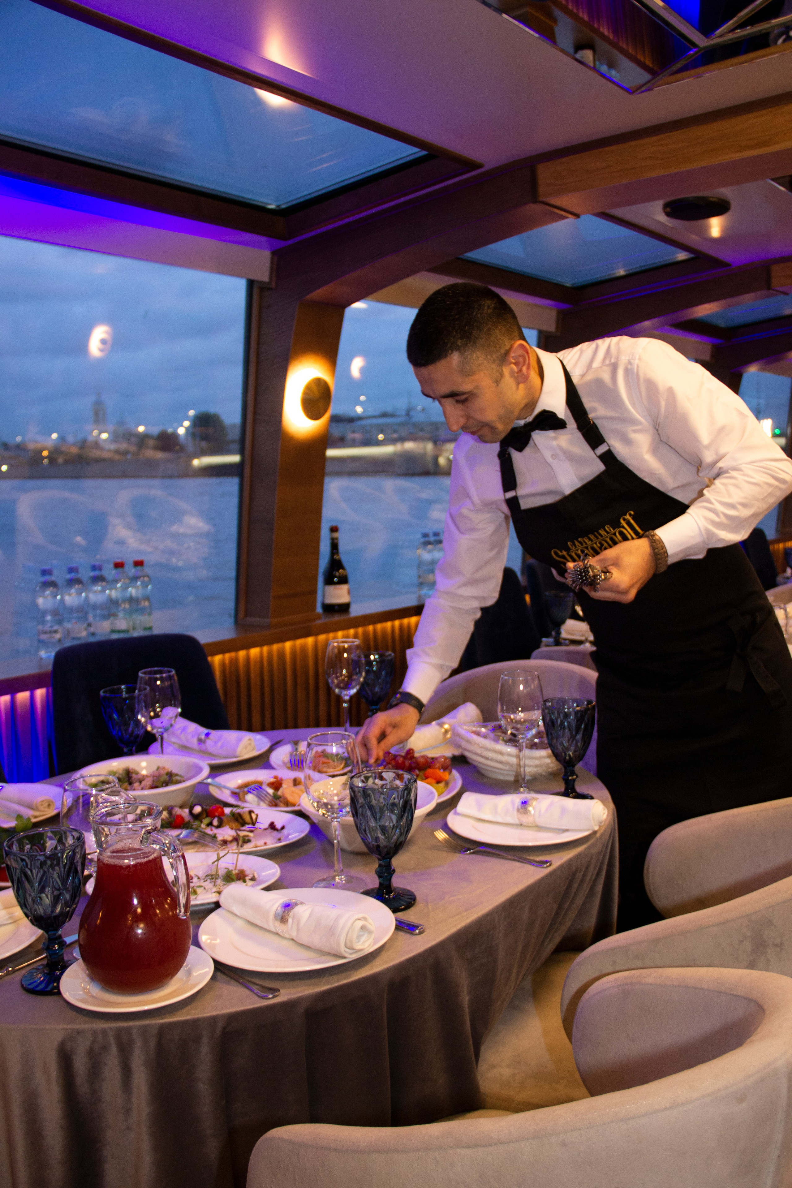 Съемка для сайта аренды катеров в Санкт-Петербурге, подготовка к свадебной прогулке по рекам и каналам. Фотограф в Санкт-Петербурге Смирнова Диана