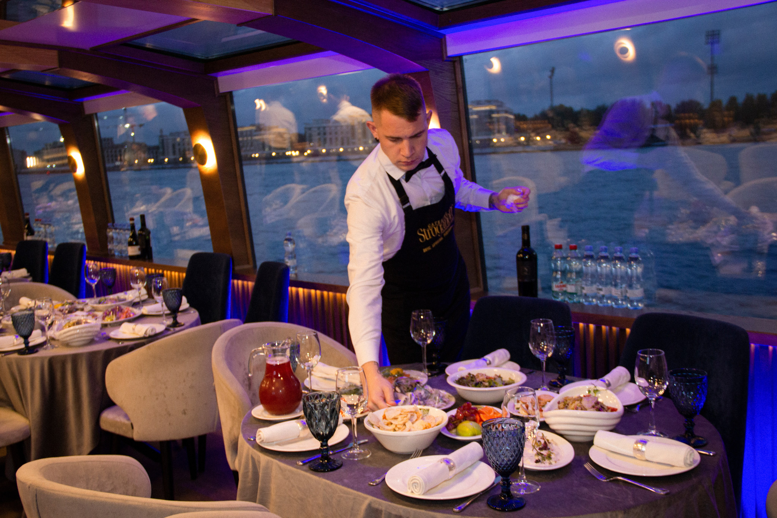 Съемка для сайта аренды катеров в Санкт-Петербурге, подготовка к свадебной прогулке по рекам и каналам. Фотограф в Санкт-Петербурге Смирнова Диана