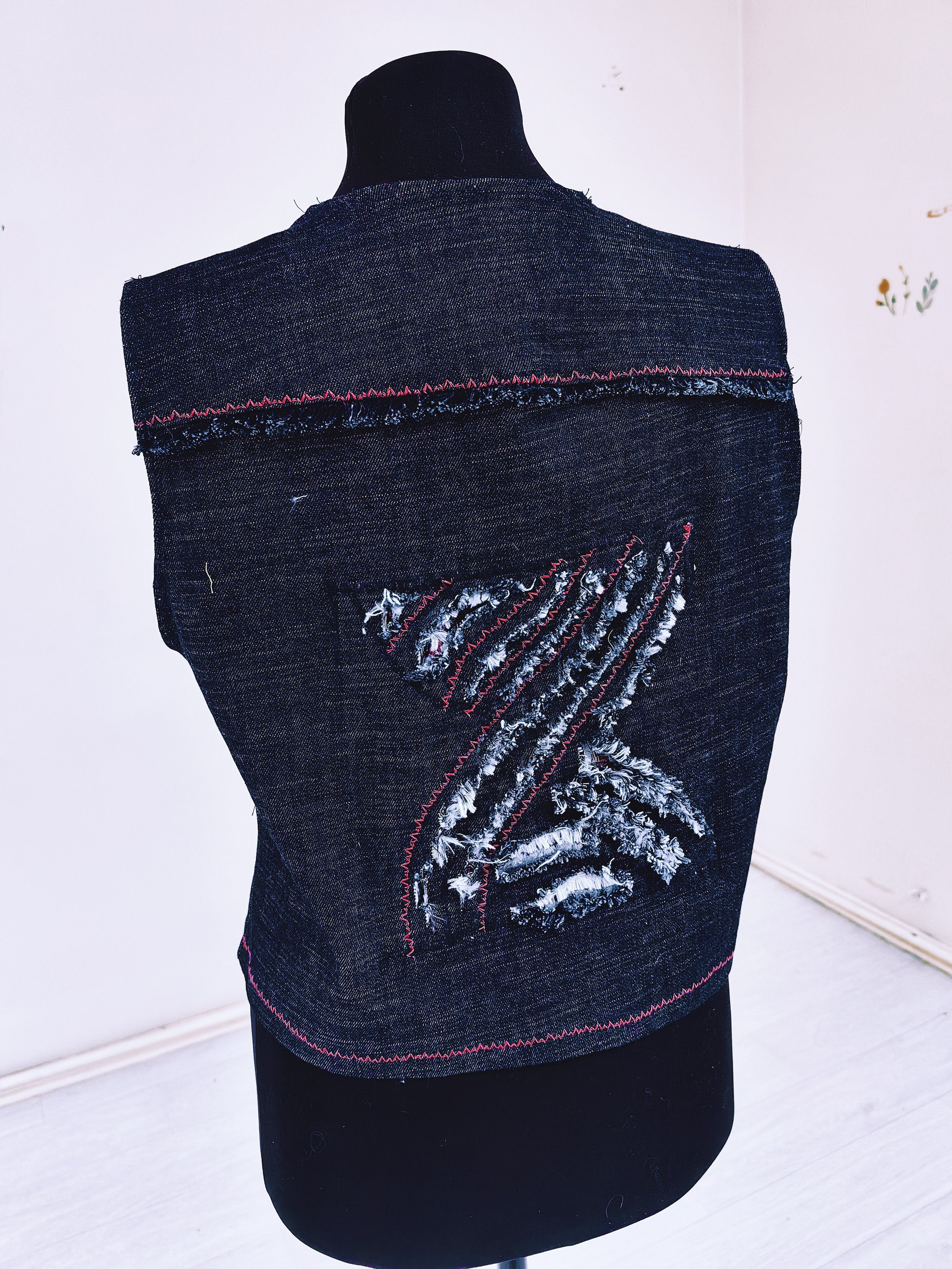 Дизайнерские жилетки из джинсы с декором в технике синель, росписью ткани, вышивка. Шьют дети. Владивосток. Школа для девочек во Владивостоке — Само Совершенство