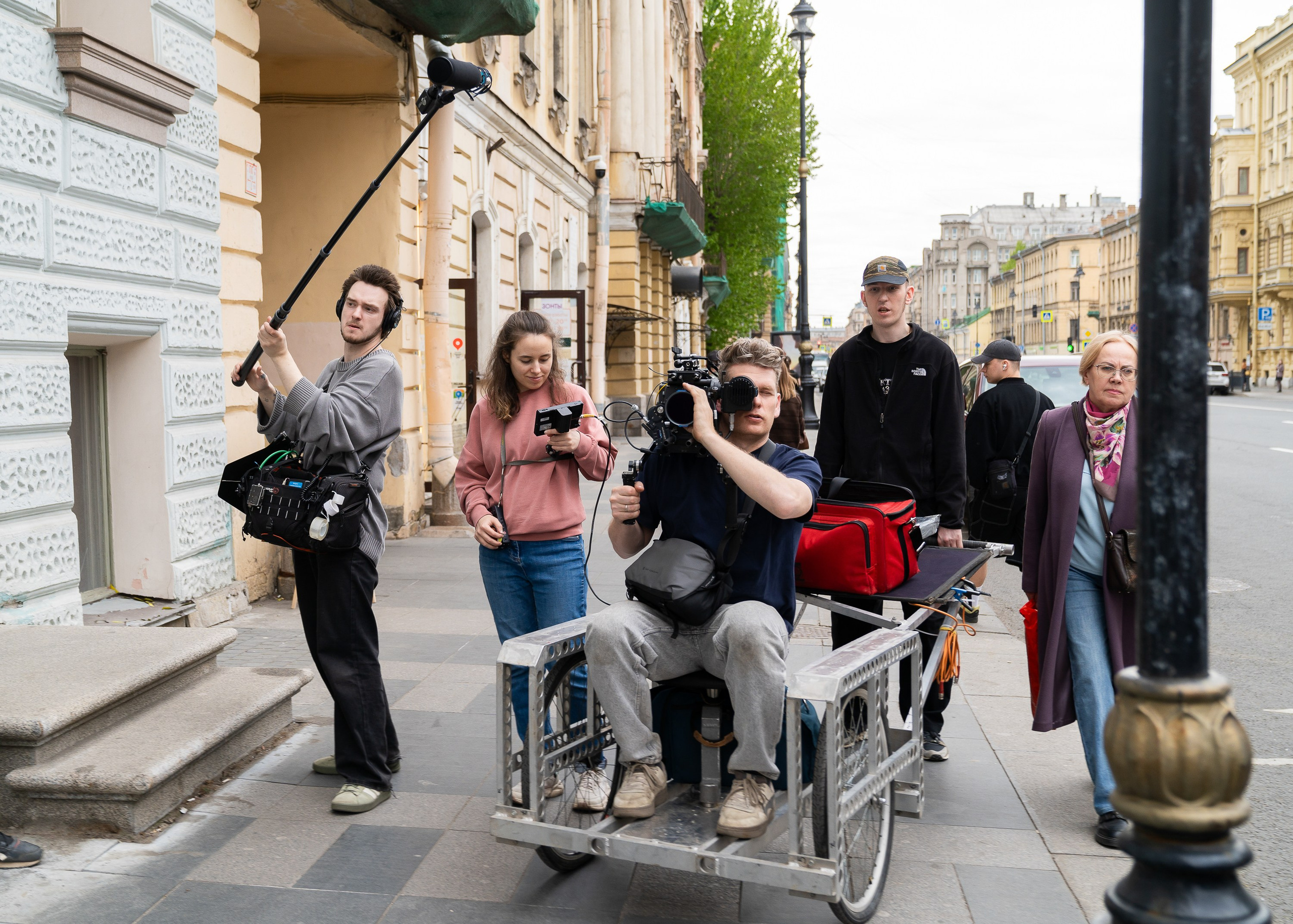 Оператор и звукорежиссер снимают сцену на городской улице в движении. Бекстейдж короткометражки, фото Мальцев Евгений.