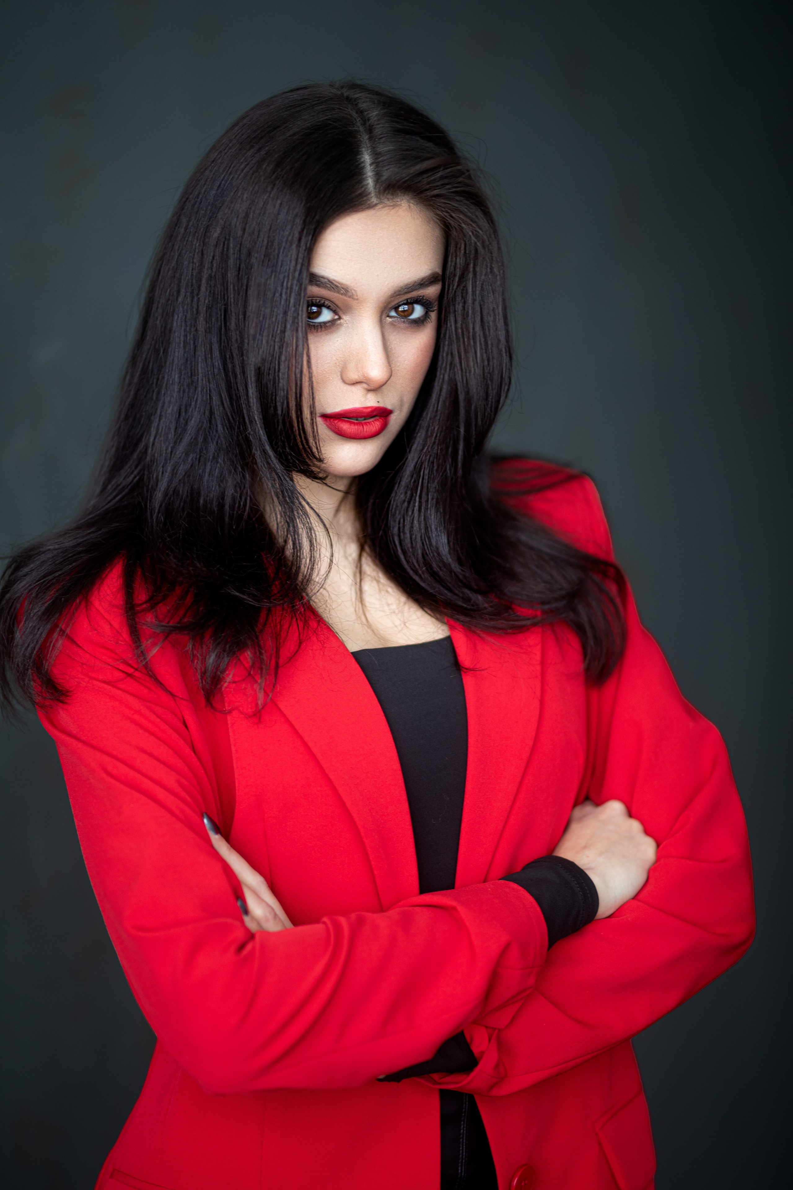 Фотосет с Марианной в студии с минимальным интерьером в формате для «себя»