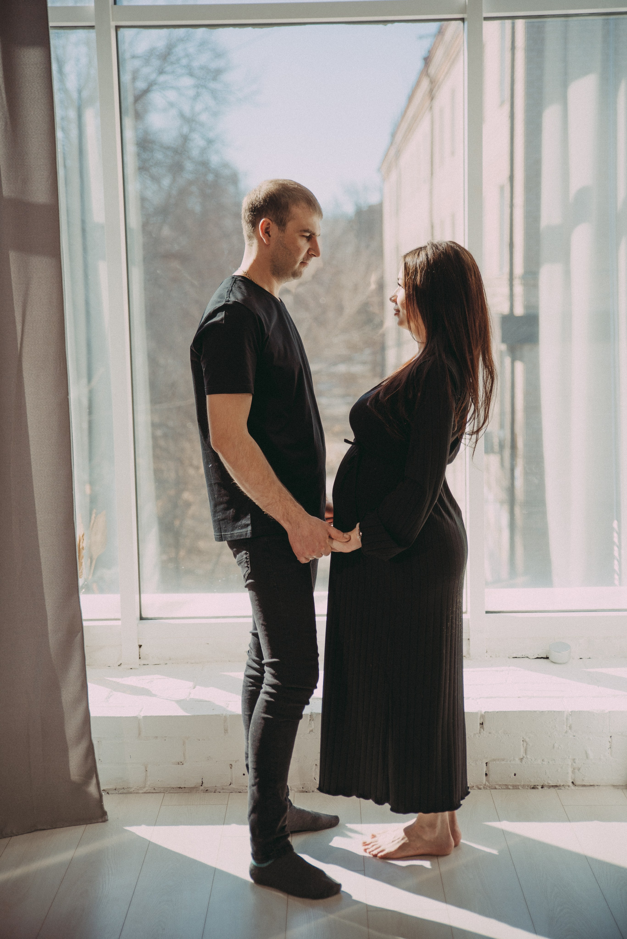 пера у окна