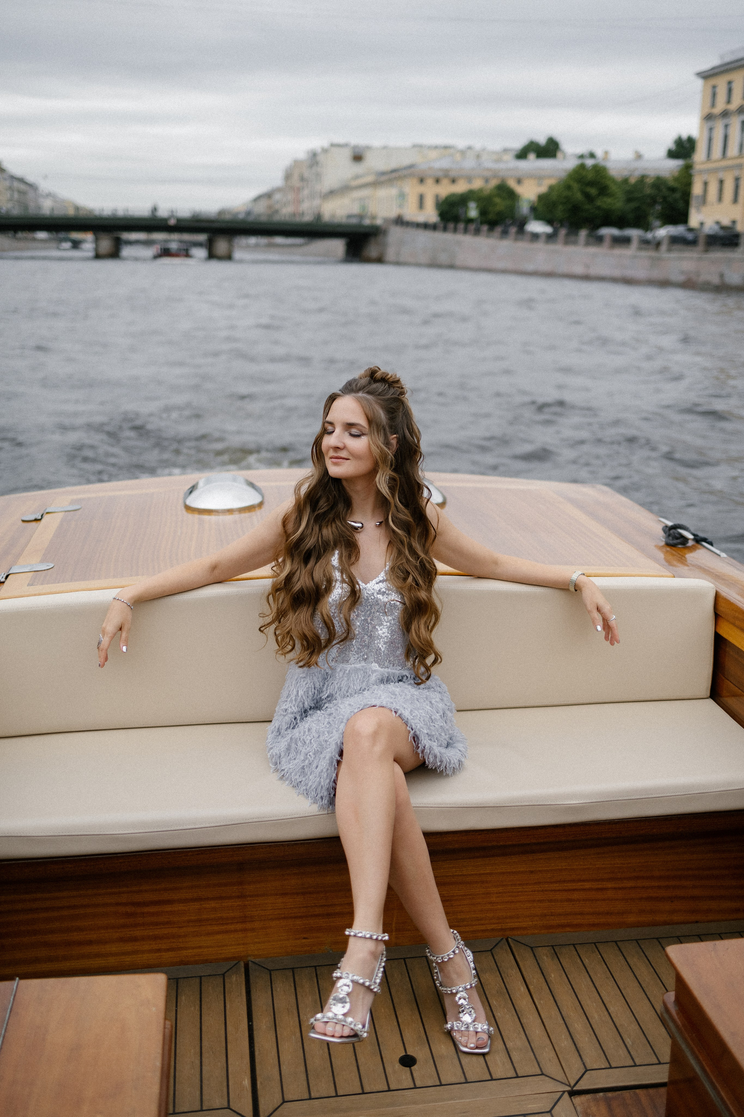 Прогулка на венецианском катере. Свадебный фотограф в Санкт-Петербурге Ксения Кобышева