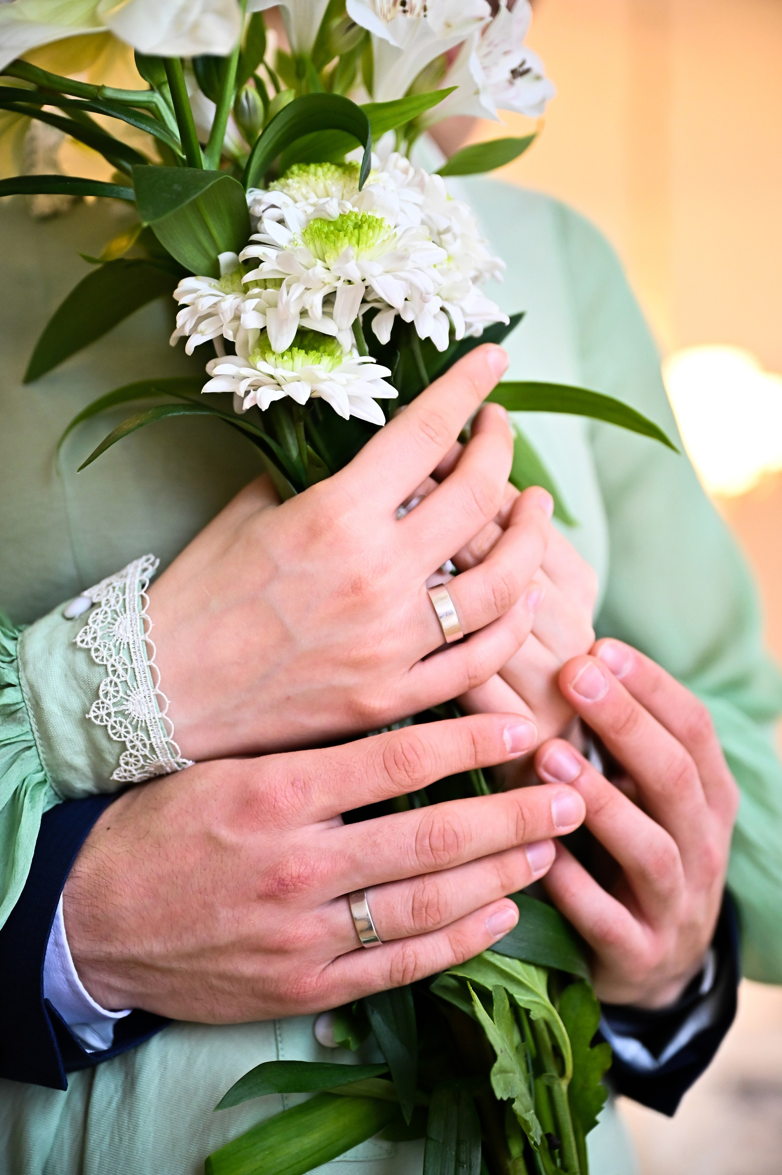 Руки жениха и невесты держат цветы - фотограф Оксана Лавренюк
