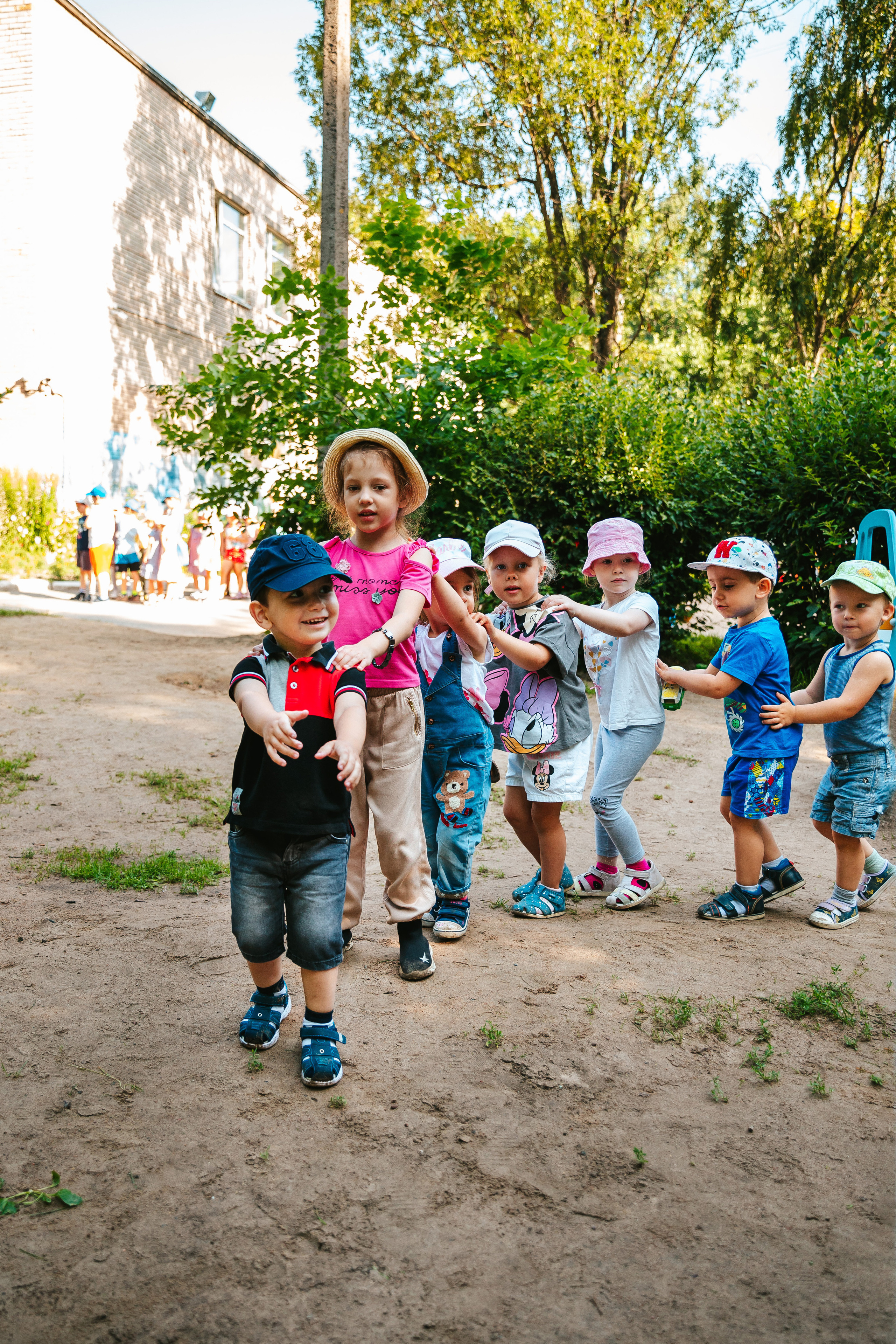 Ясли на прогулке. Семейный lifestyle фотограф в Санкт-Петербурге Людмила Пахомова