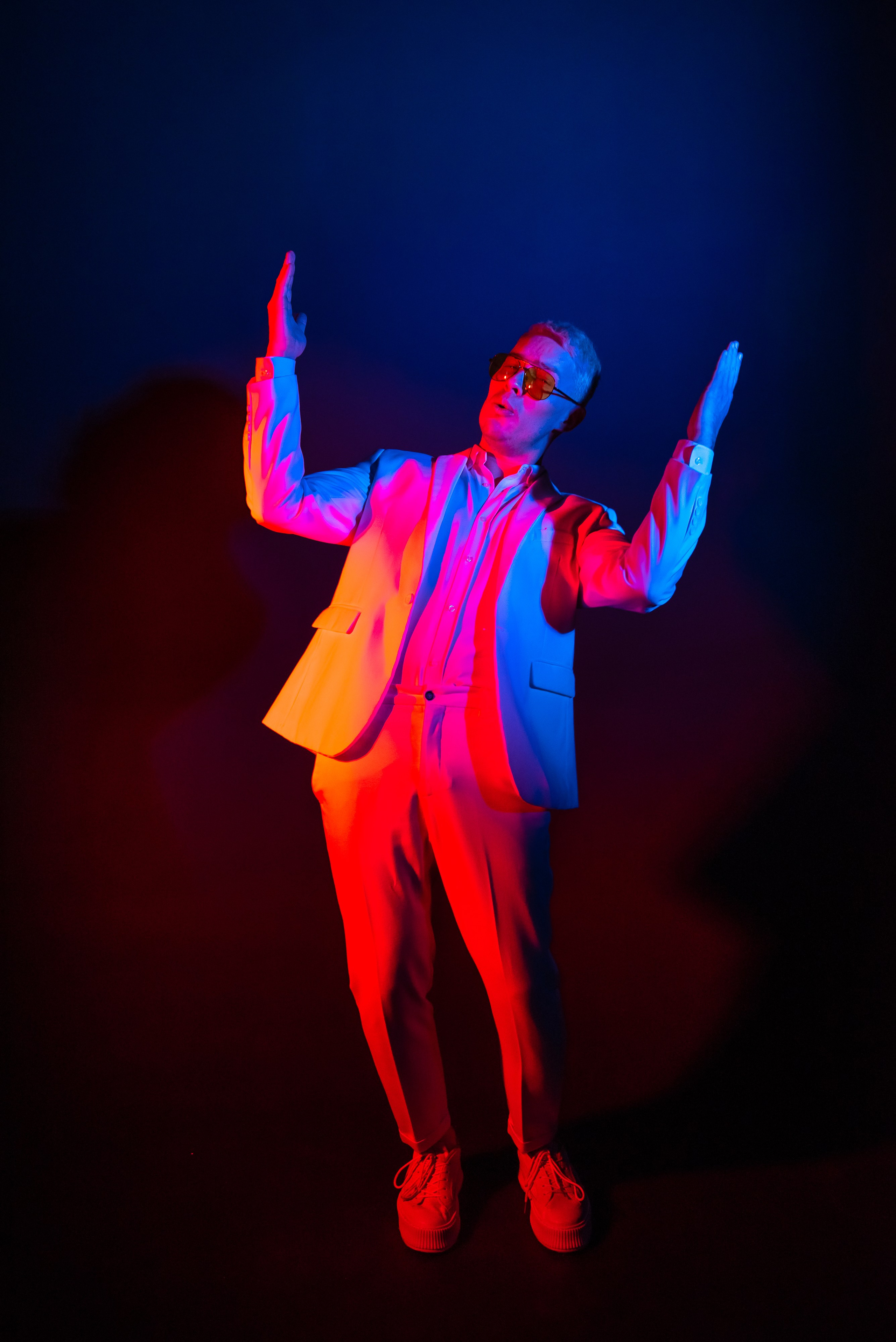 Фотосессия в фотостудии новосибирск, фотосессия в студии, фотосессия на черной циклорамме, креативная фотосессия, фотограф новосибирск, фотосессия новосибирск, заказать фотографа в новосибирске, портретный фотограф новосибирск, мужской фотограф новосибирск, фото Юлия Туманова, портретное фото, креативный фотограф, организация фотосессии,  мужская фотосессия, фэшн фотосессия, фотосессия для мужчины, фотосессия для эксперта, фотосессия для бренда, фотосессия для блогера, фотосессия с цветным светом