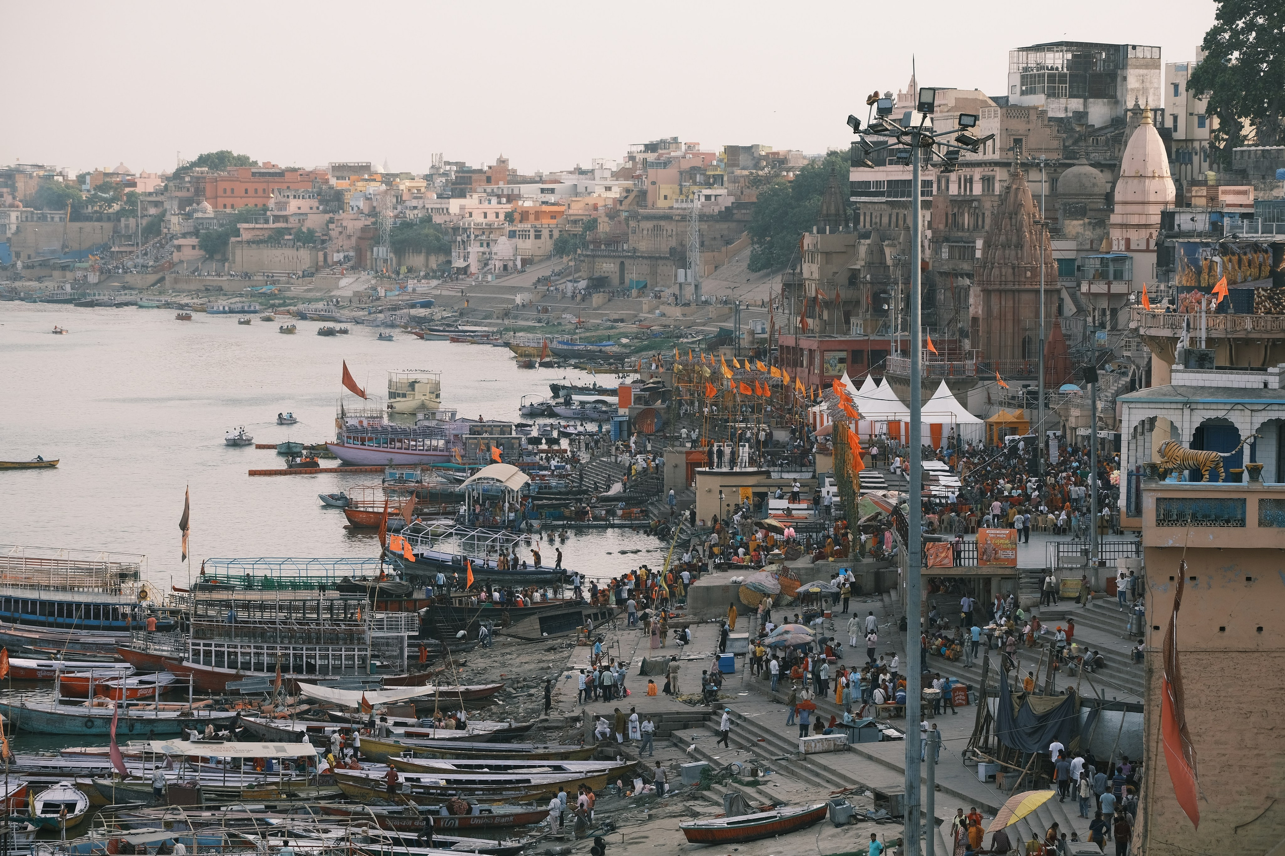 VARANASI. Https://www.instagram.com/paparrazzio
