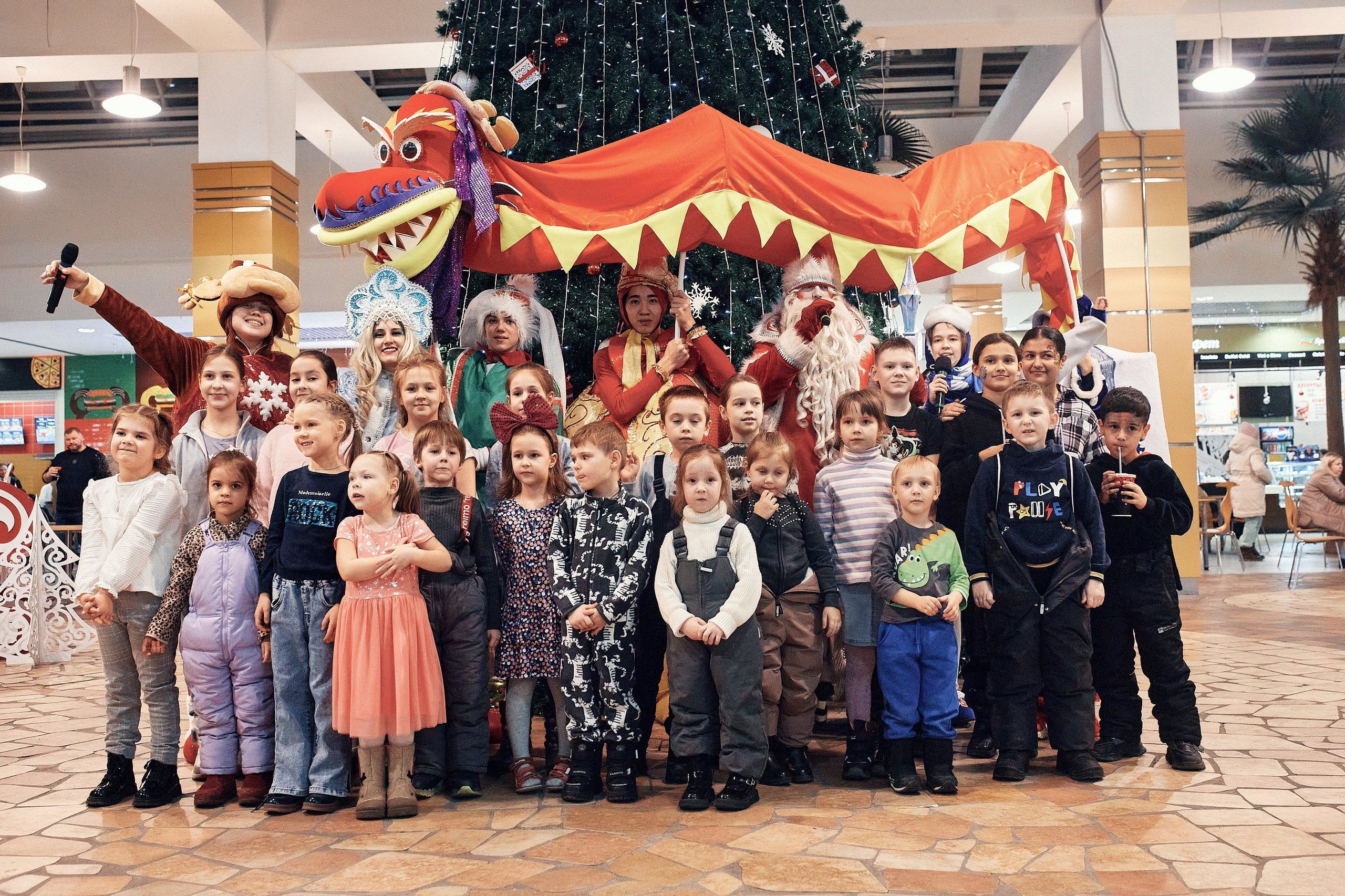 Детский новогодний праздник в ТЦ Июнь. Семейный и репортажной фотограф в Красноярске и Москве Виктор Бабинцев