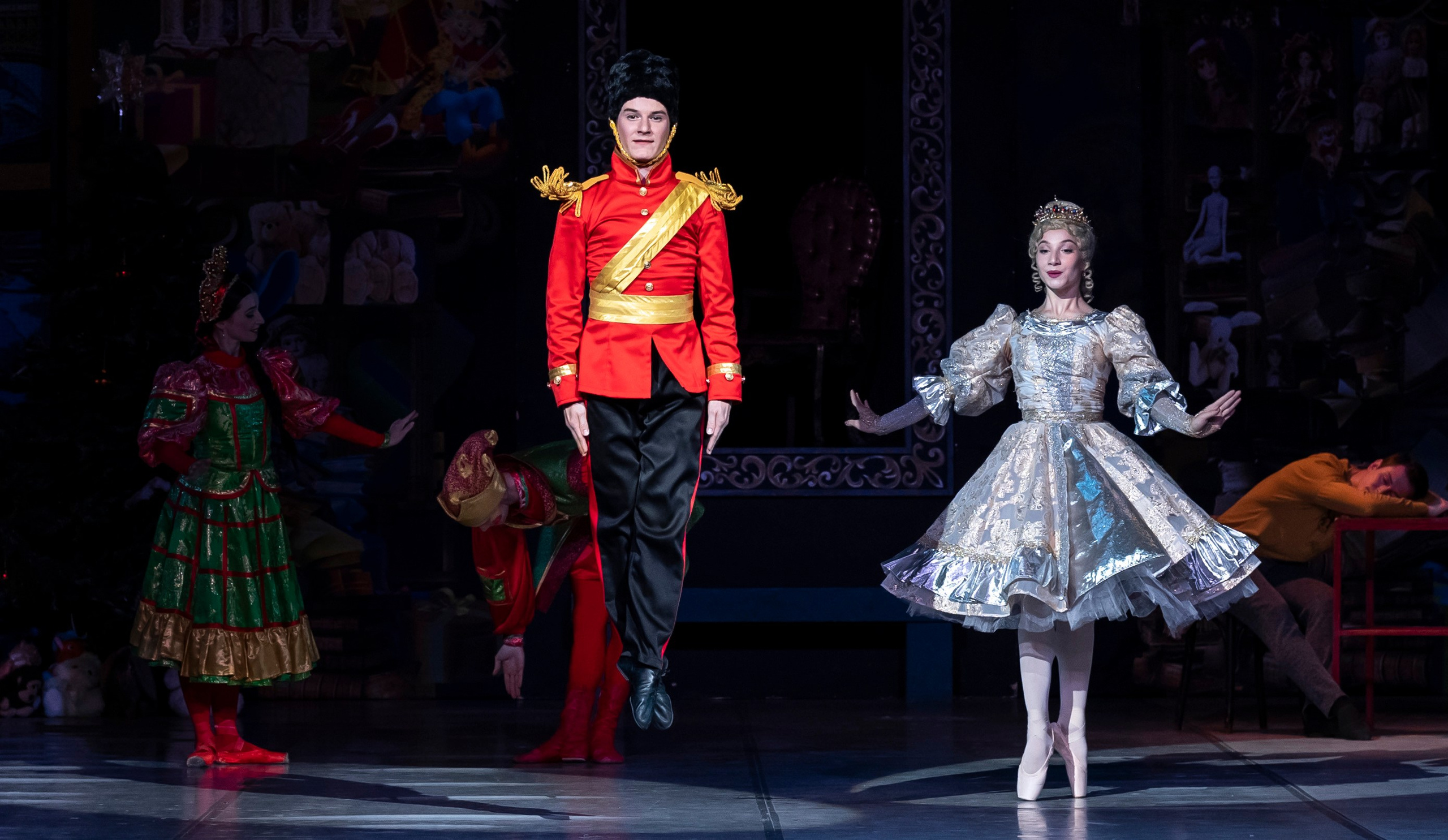 Продавец игрушек Воронежкского театра оперы и балета для Летних балетных сезонов. Балетный фотограф Москва Майоров Николай