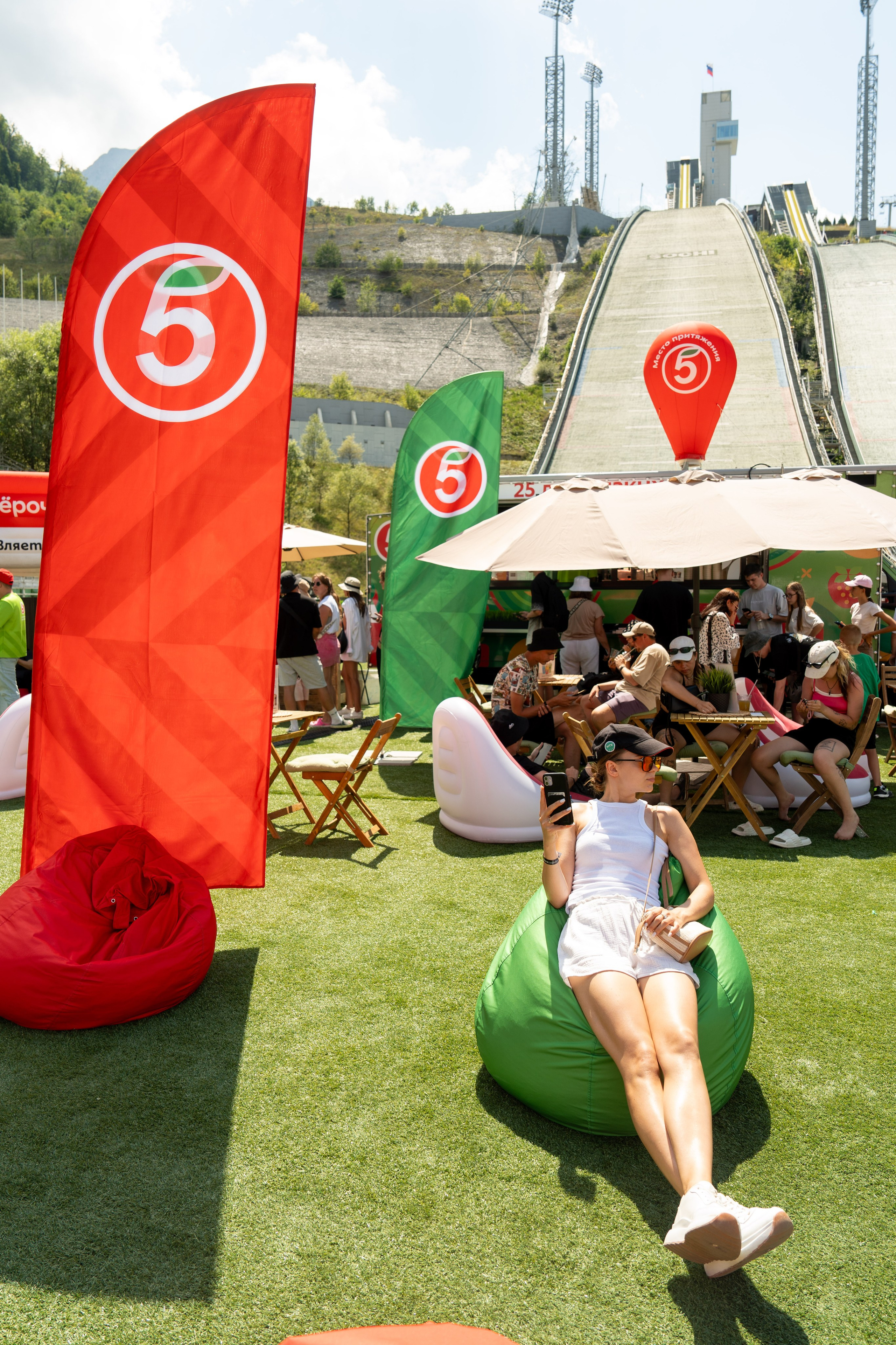 Фотоотчет партнеской интеграции для сети «Пятерочка» на фестивале «Grounded». Репортажный фотограф в Красной Поляне и Сочи Павлюченко Екатерина