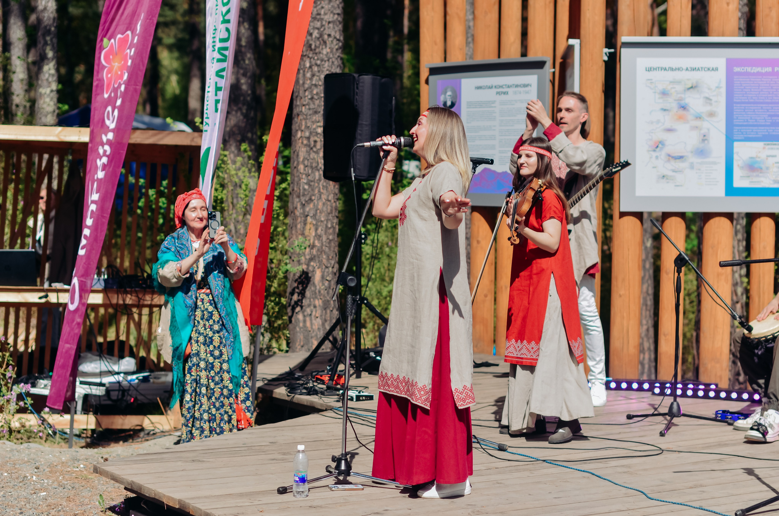 Фестиваль «Цветение Маральника на Алтае 2025». Фоторепортаж. Денисова Аля — фотограф для парных съемок и индивидуальных историй в Барнауле