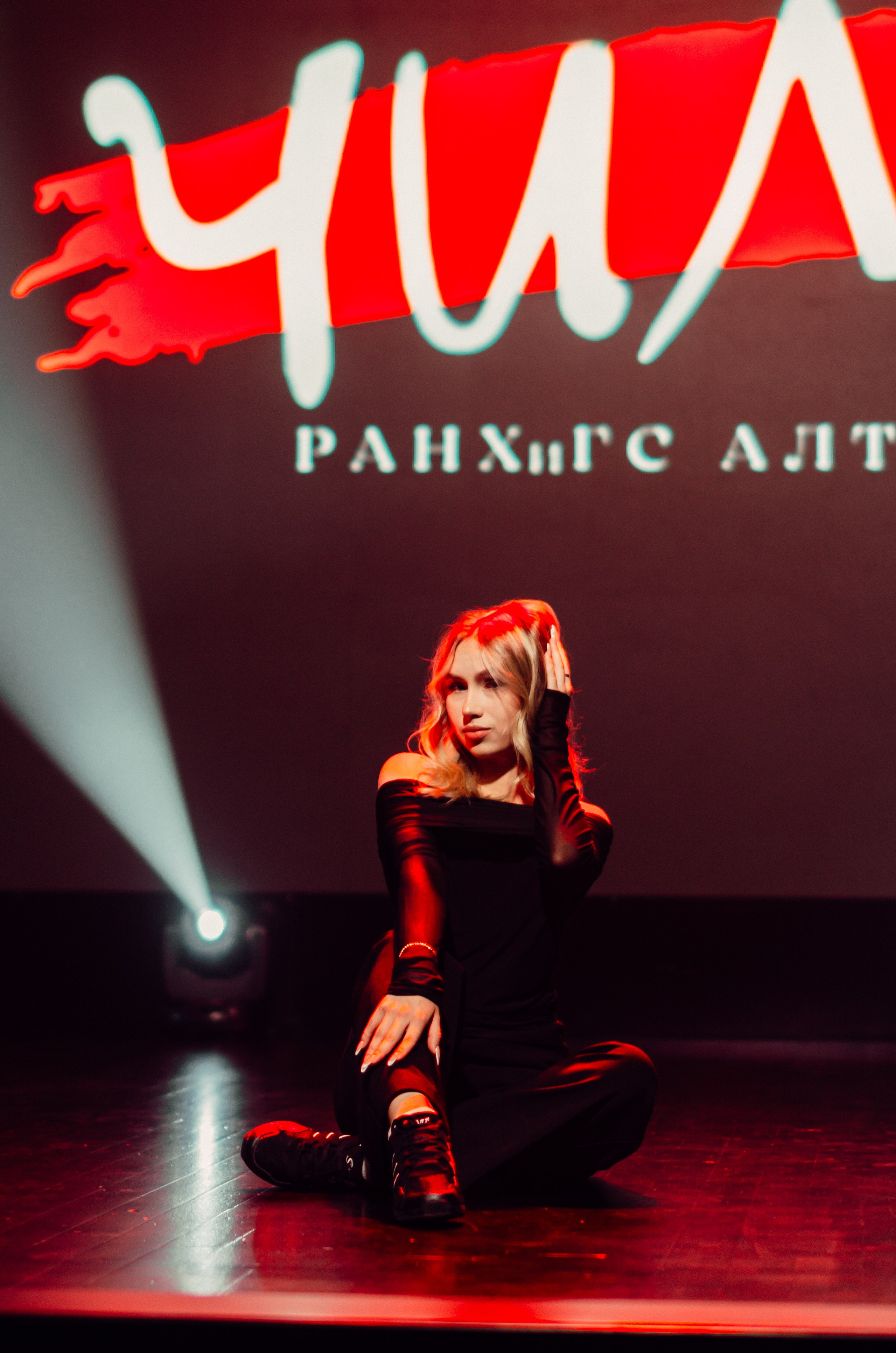 Групповая фотосъемка танцевального коллектива. Денисова Аля — фотограф для парных съемок и индивидуальных историй в Барнауле