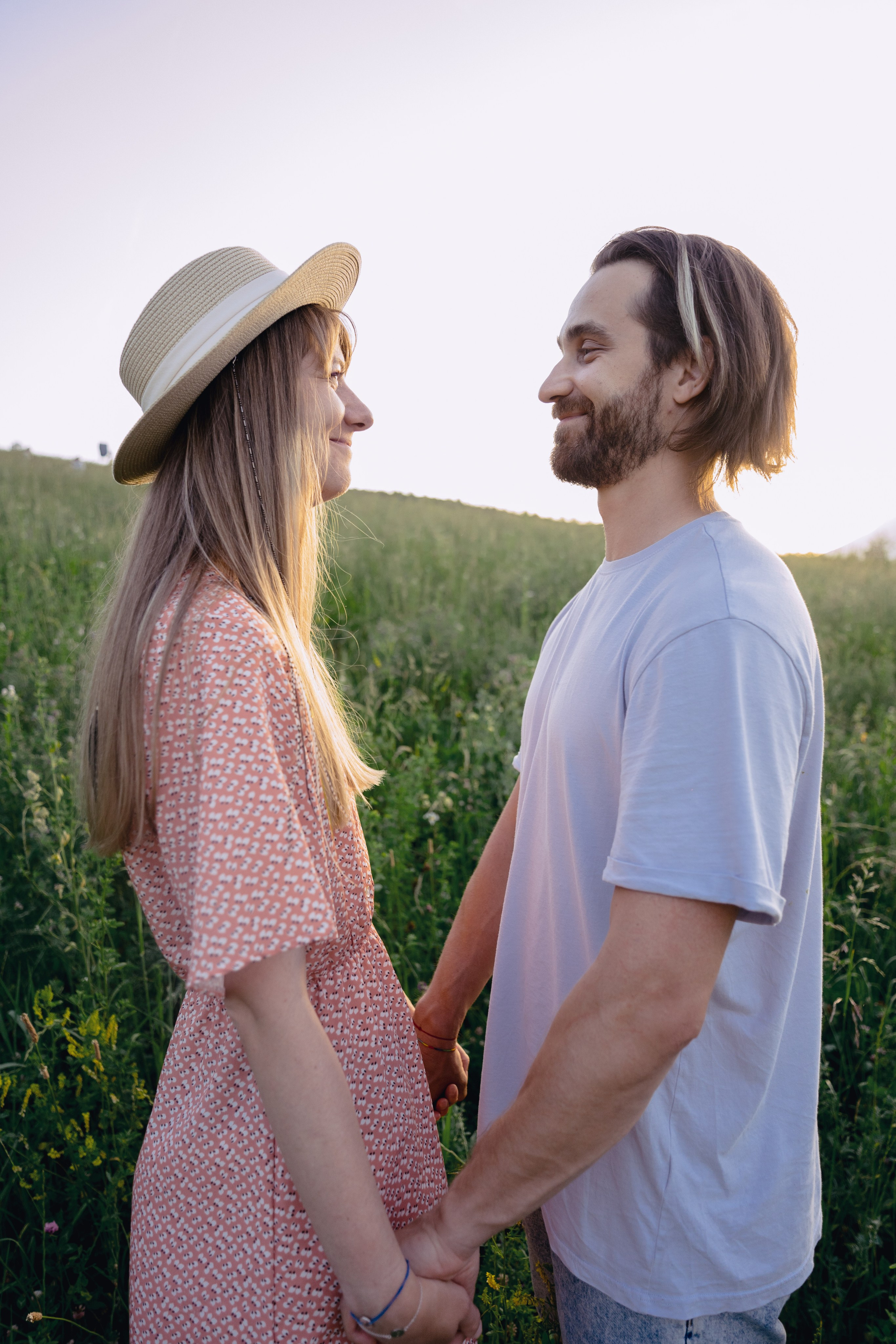 Фотография пары смотрящей друг на друга