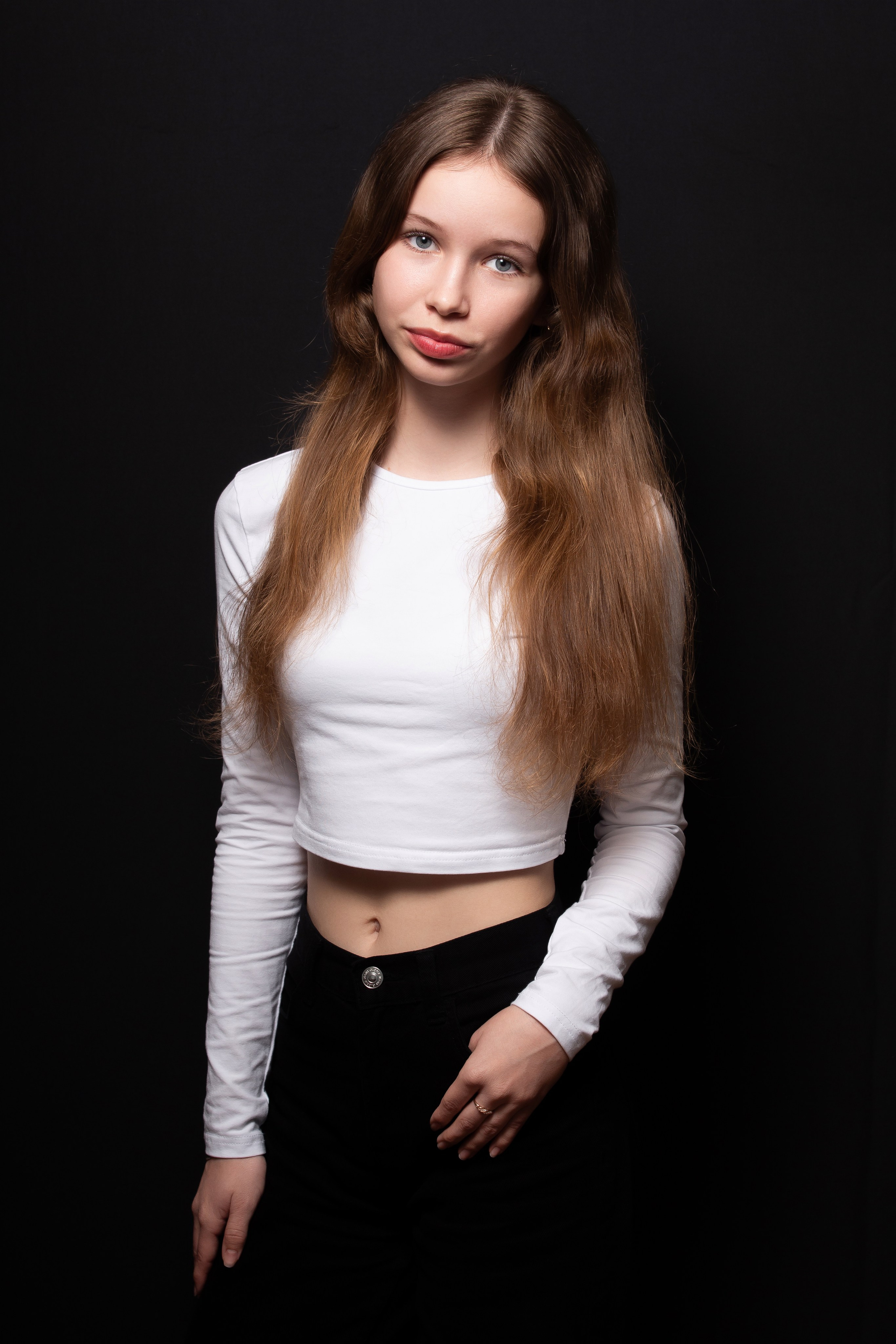 Портретная фотосессия для учеников 9 класса на чёрном фоне | Школьный фотограф Николай Богатырёв | Твой альбом / Твои правила. ТВОЙ АЛЬБОМ / ТВОИ ПРАВИЛА