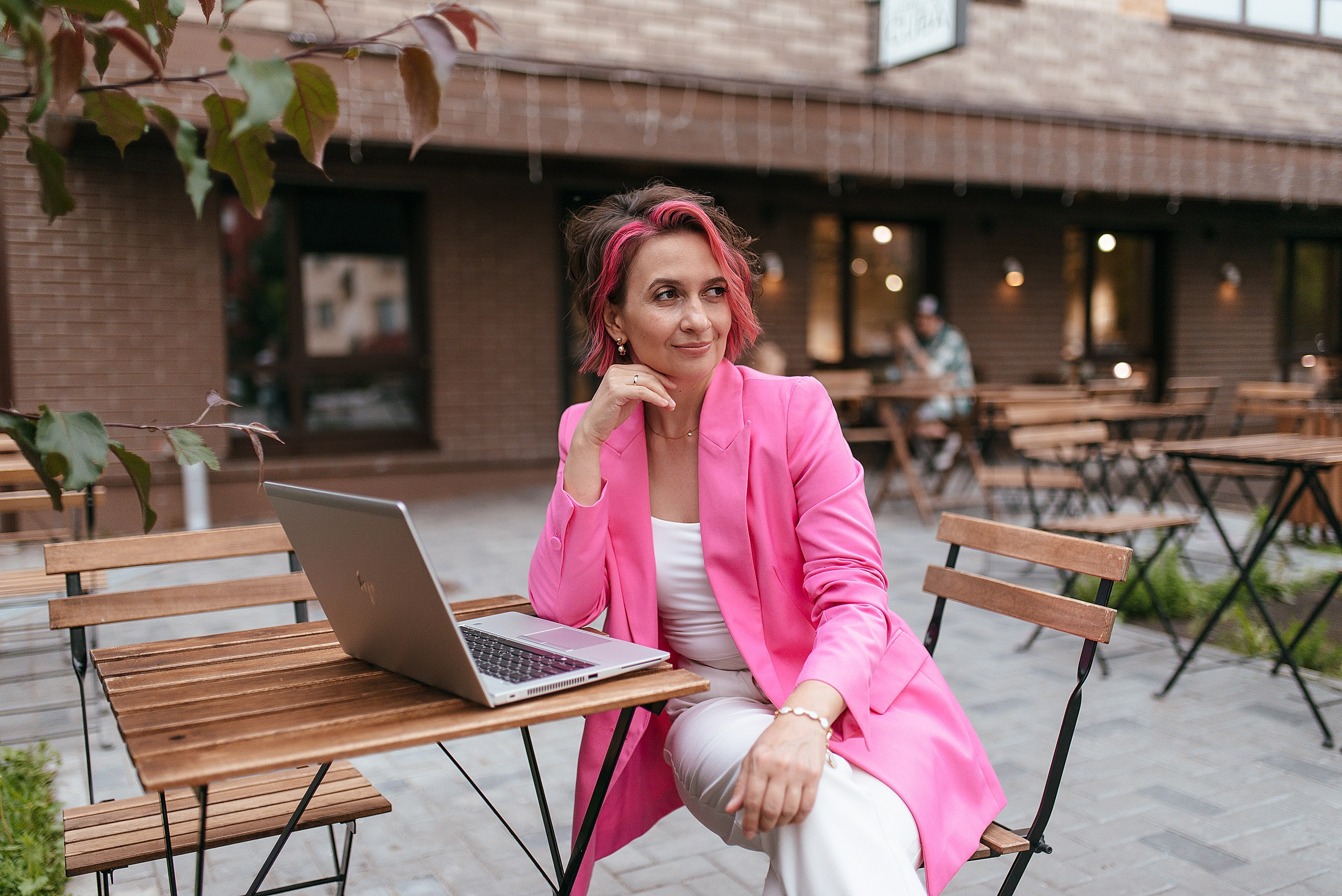 Уличная контент фотосессия для инстаграм дизайнера. Контент фотограф Дарья Едапина Новосибирск. Фотограф Дарья Едапина Новосибирск