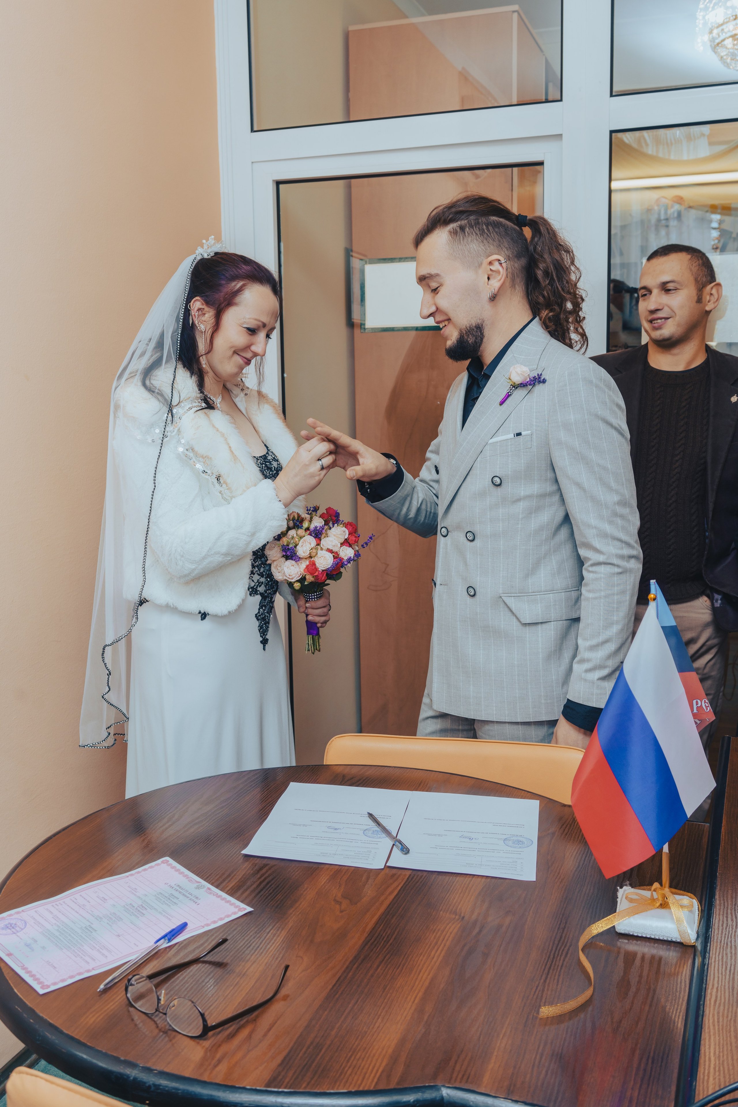 жених и невеста обмениваются кольцами