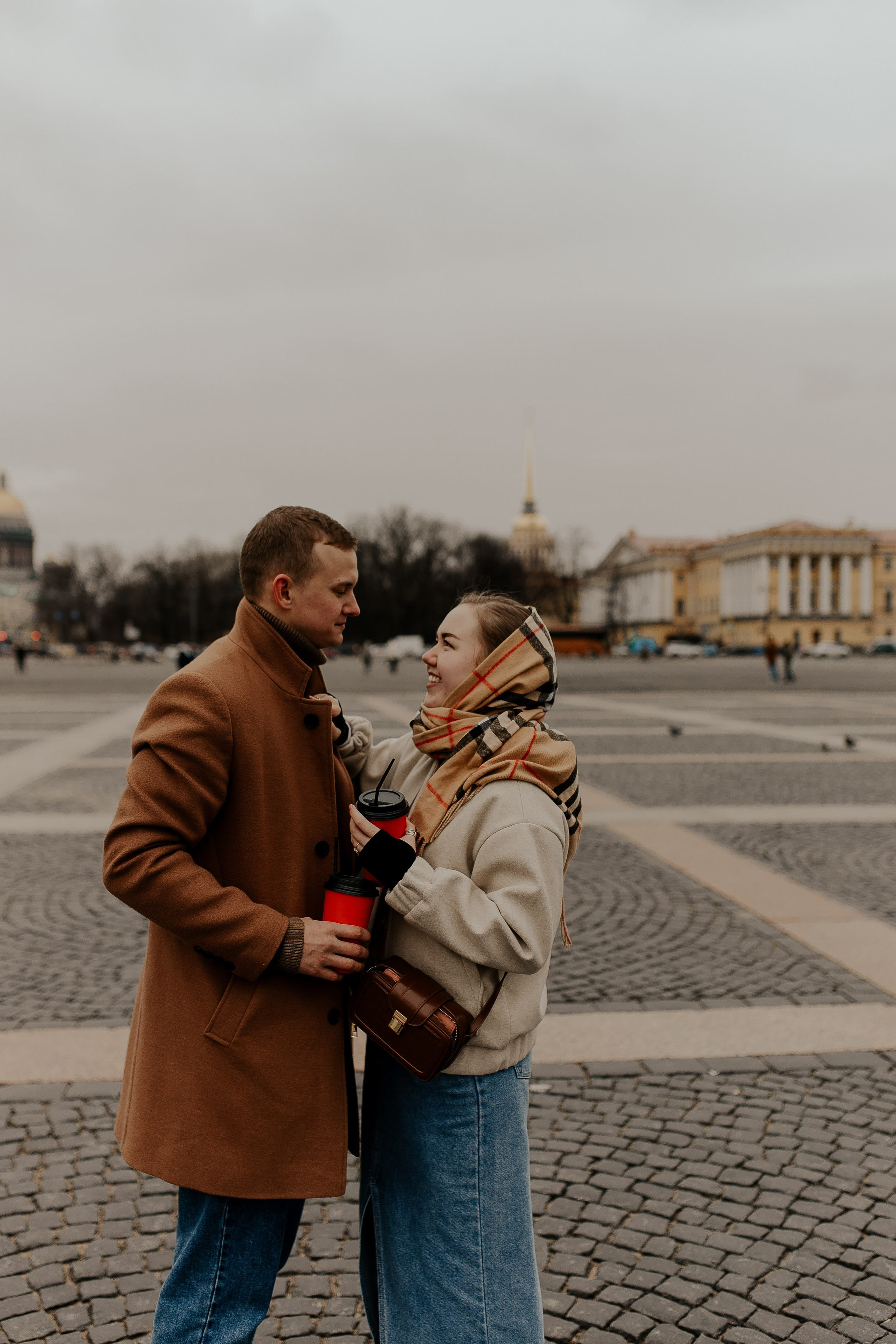 Пара гуляет по Петербургу. Фотограф в Санкт-Петербурге Лиза Семченкова