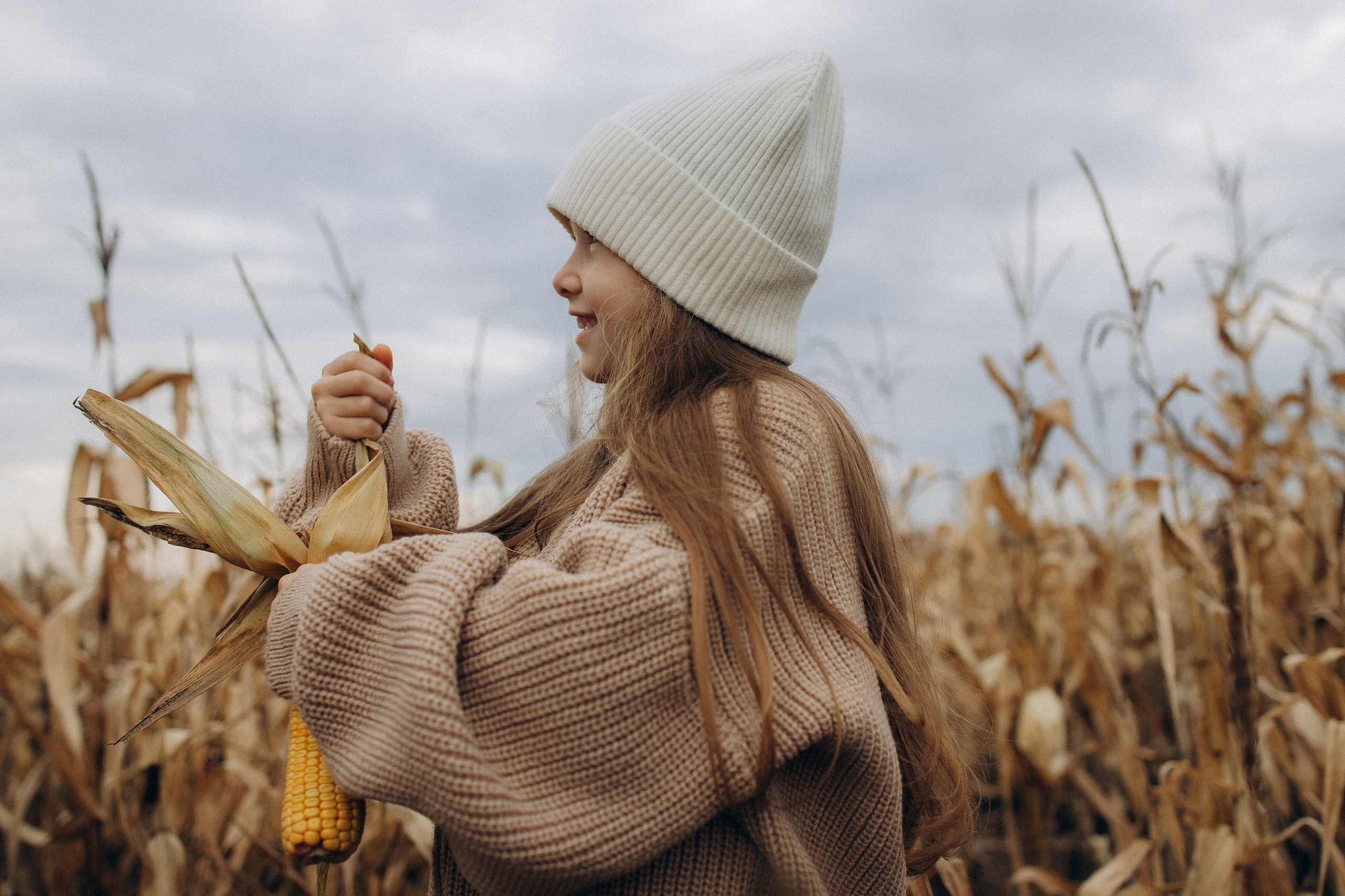 Оля, Ксюша и кукуруза. Фотограф Елена Рябцева