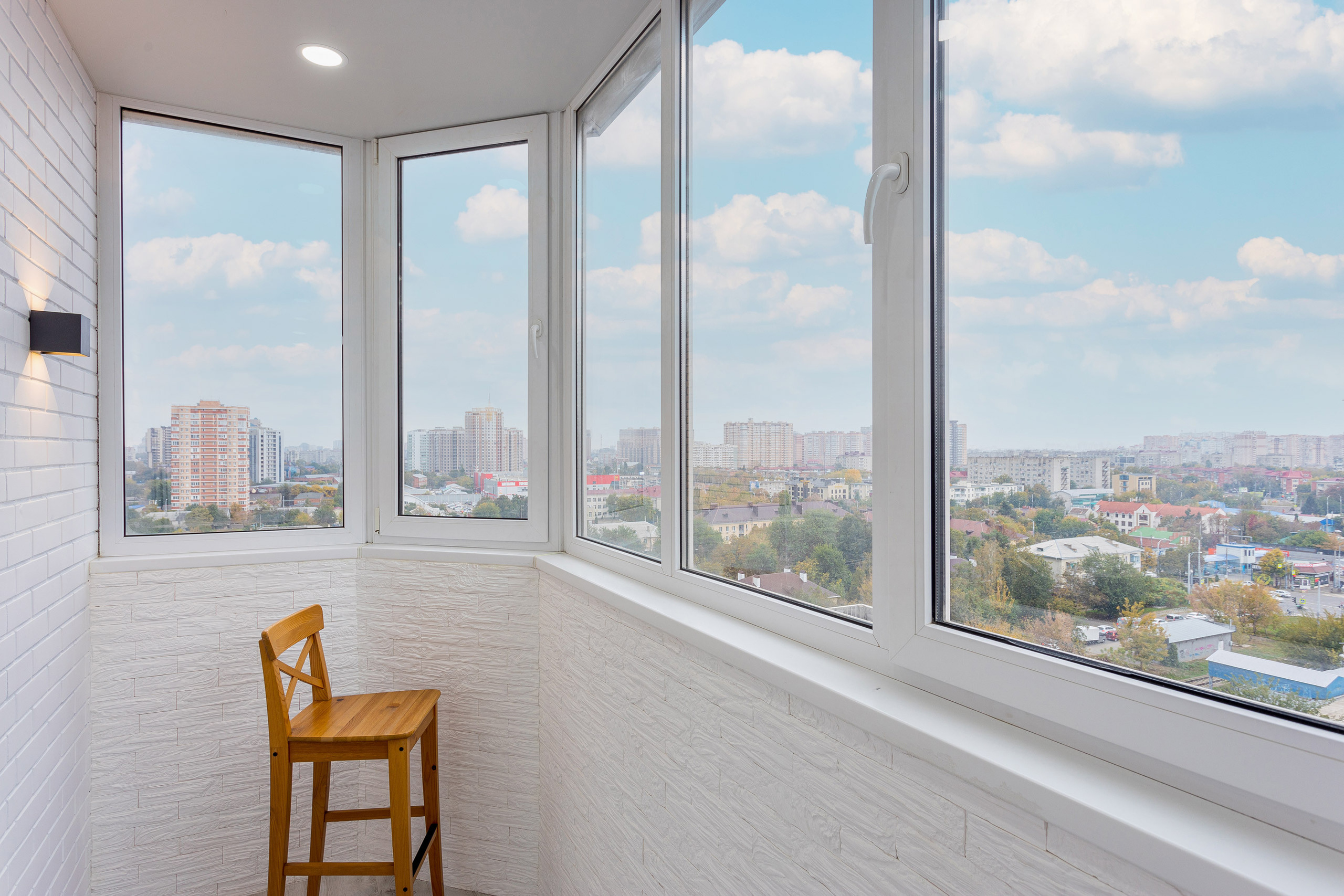 Фотосъемка интерьера квартиры с большой синей кроватью. Интерьерный фотограф Краснодар: профессионально по доступным ценам