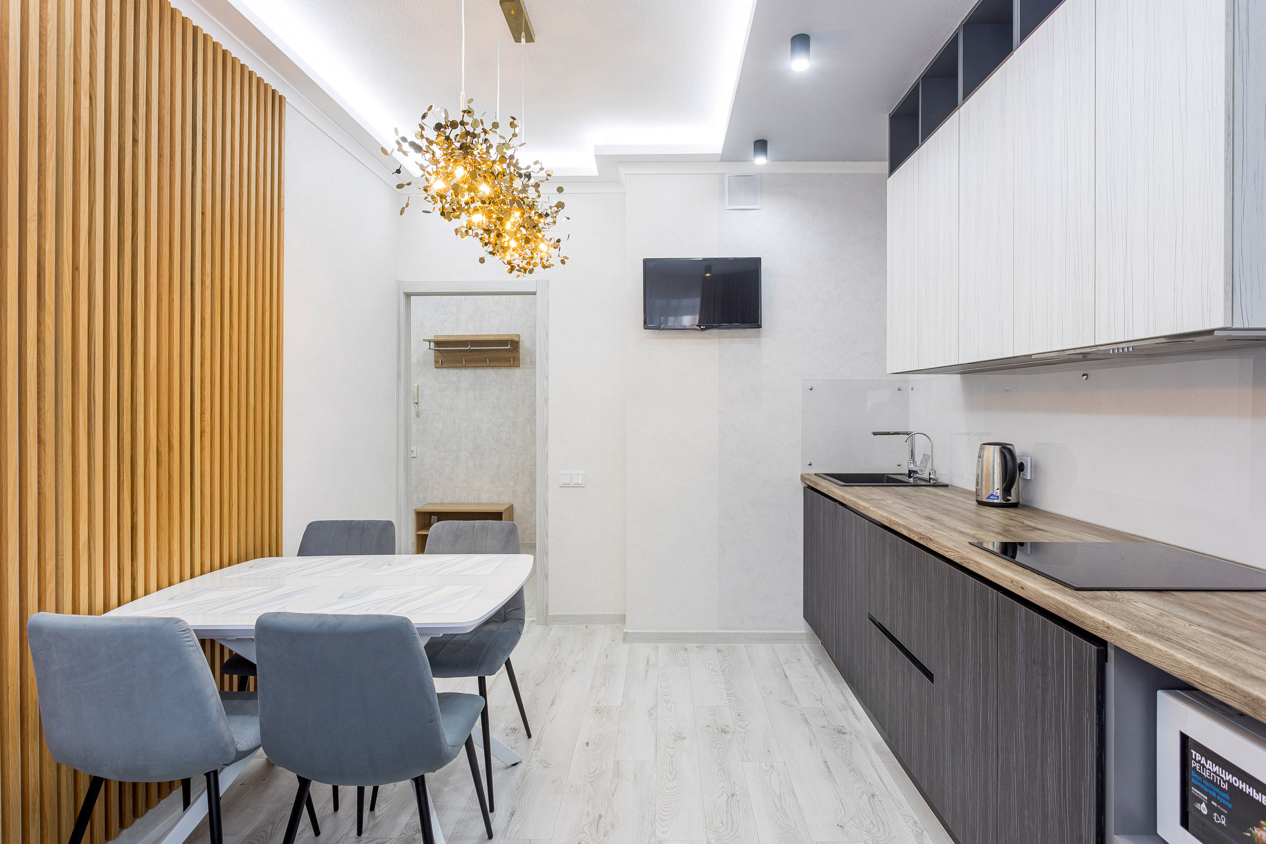 Фотосъемка интерьера квартиры с большой синей кроватью. Интерьерный фотограф Краснодар: профессионально по доступным ценам