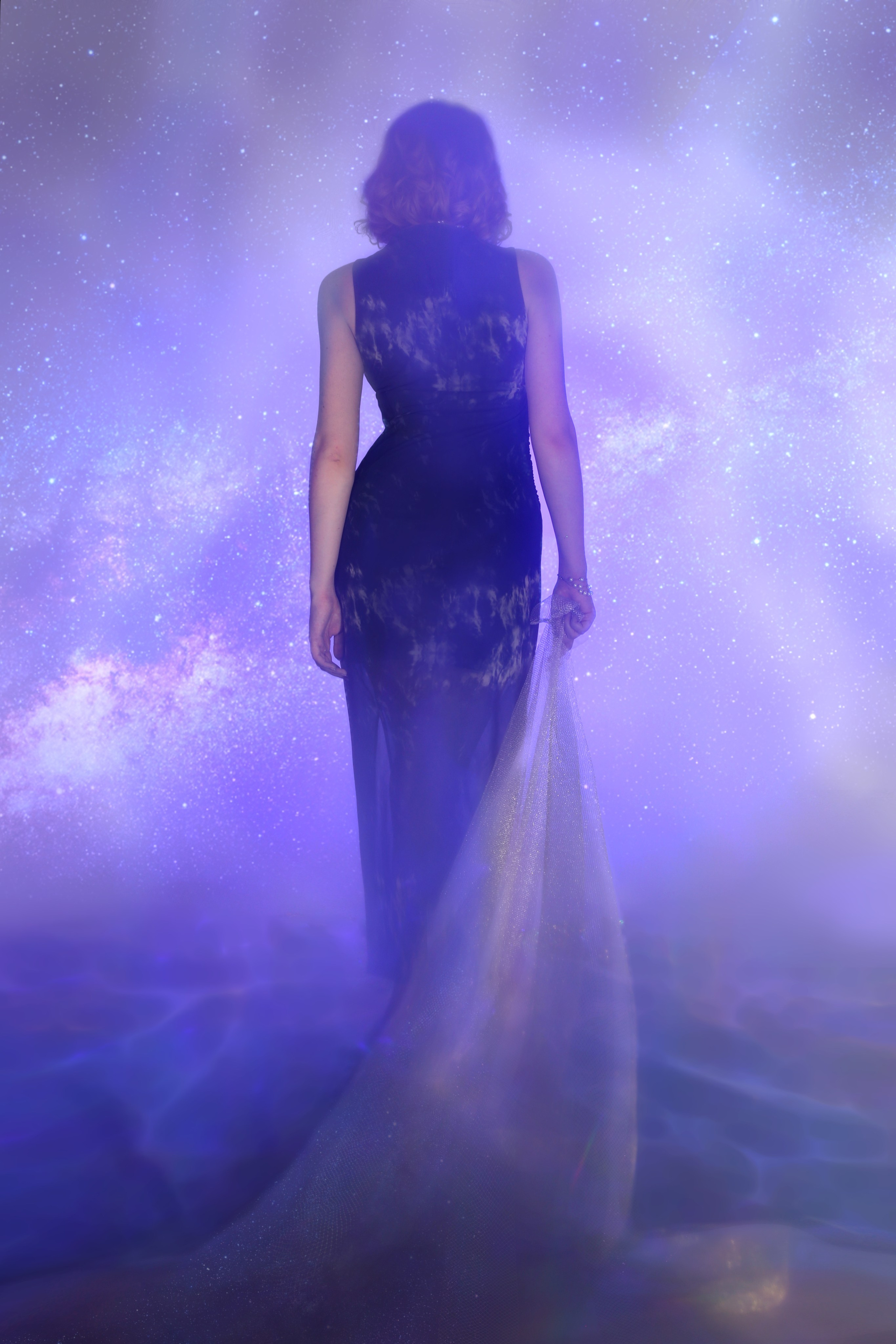 Фотосессия «Ундина» в Перми: девушка в длинном черном платье стоит спиной на фоне звездного неба