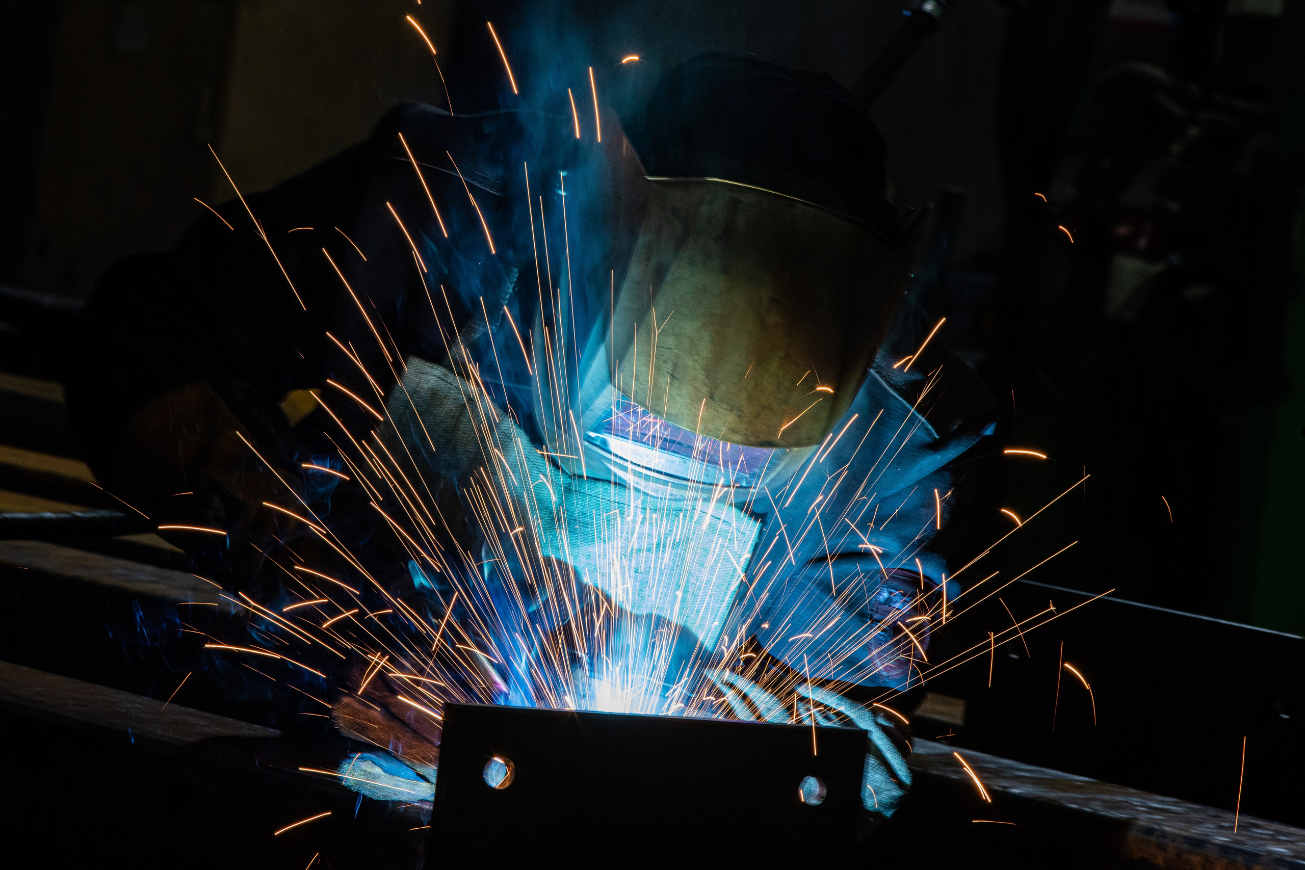 Индустриальная фотография "Сварщик за работой"