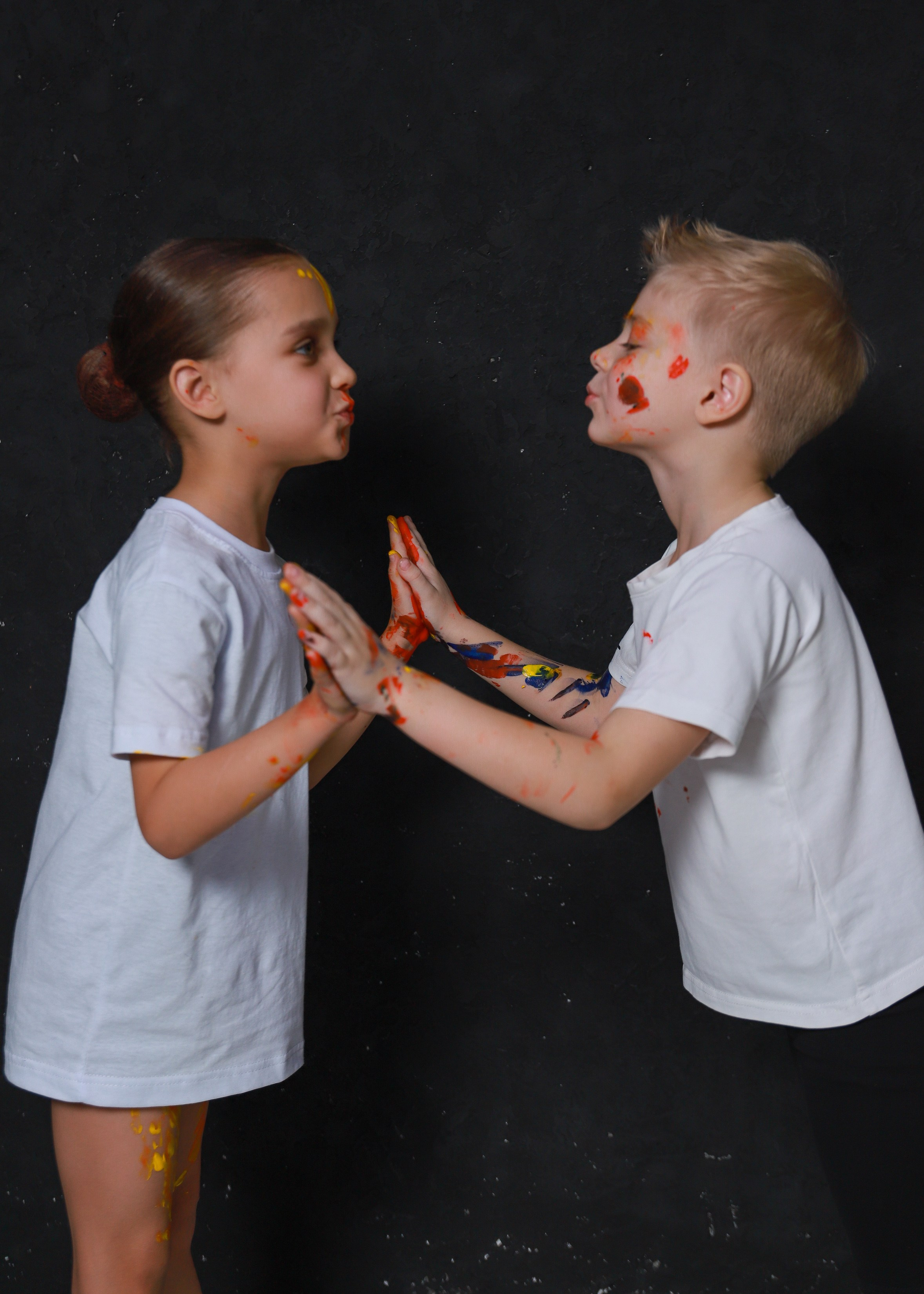 Младшие с красками. Фотограф Юлия Мальцева