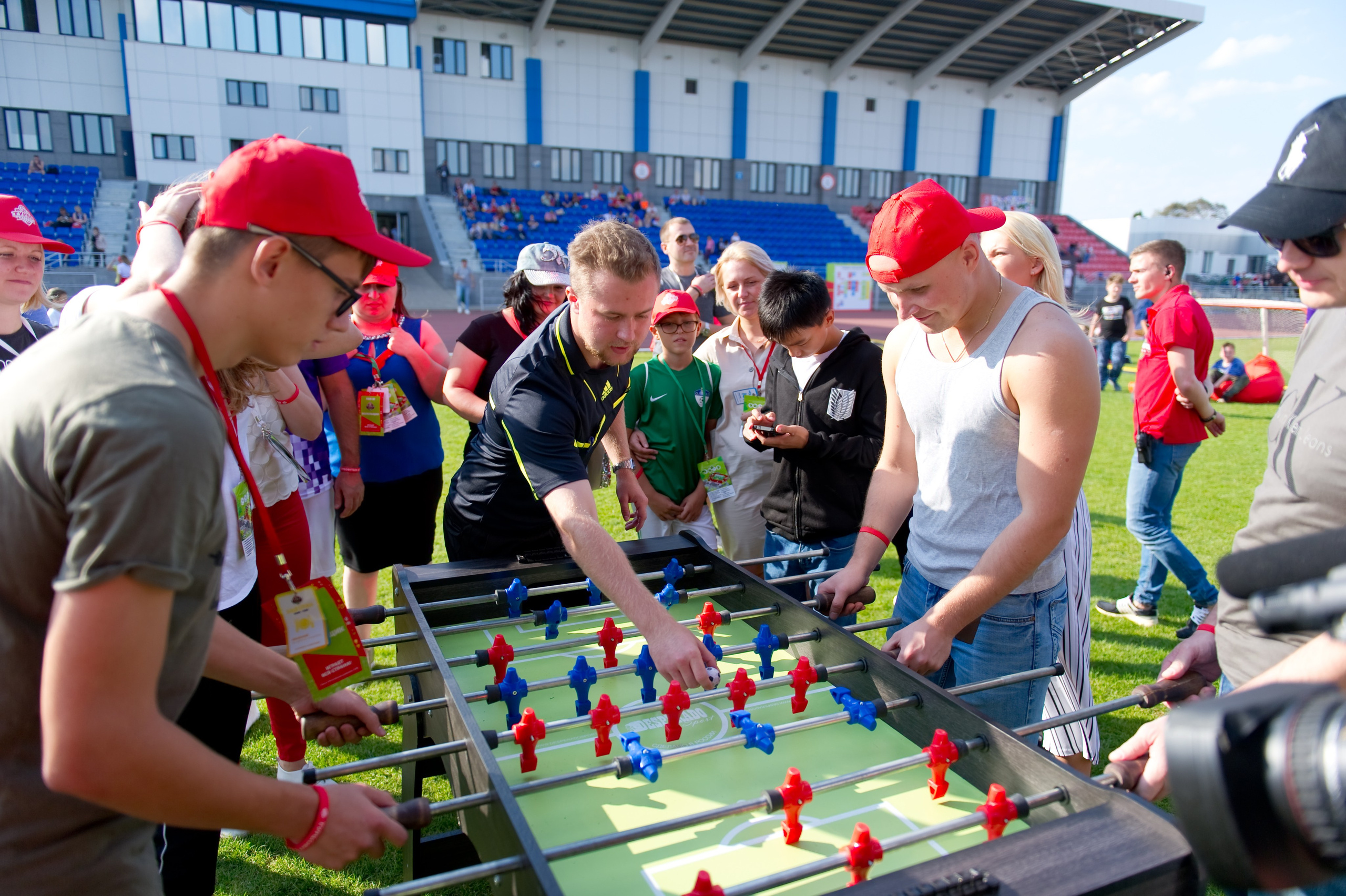Турбофутбол (корпоративное соревнование «Пятерочки»). Репортажный фотограф и видеограф Слава Думчев. Тимбилдинги, отчетники, корпоративы
