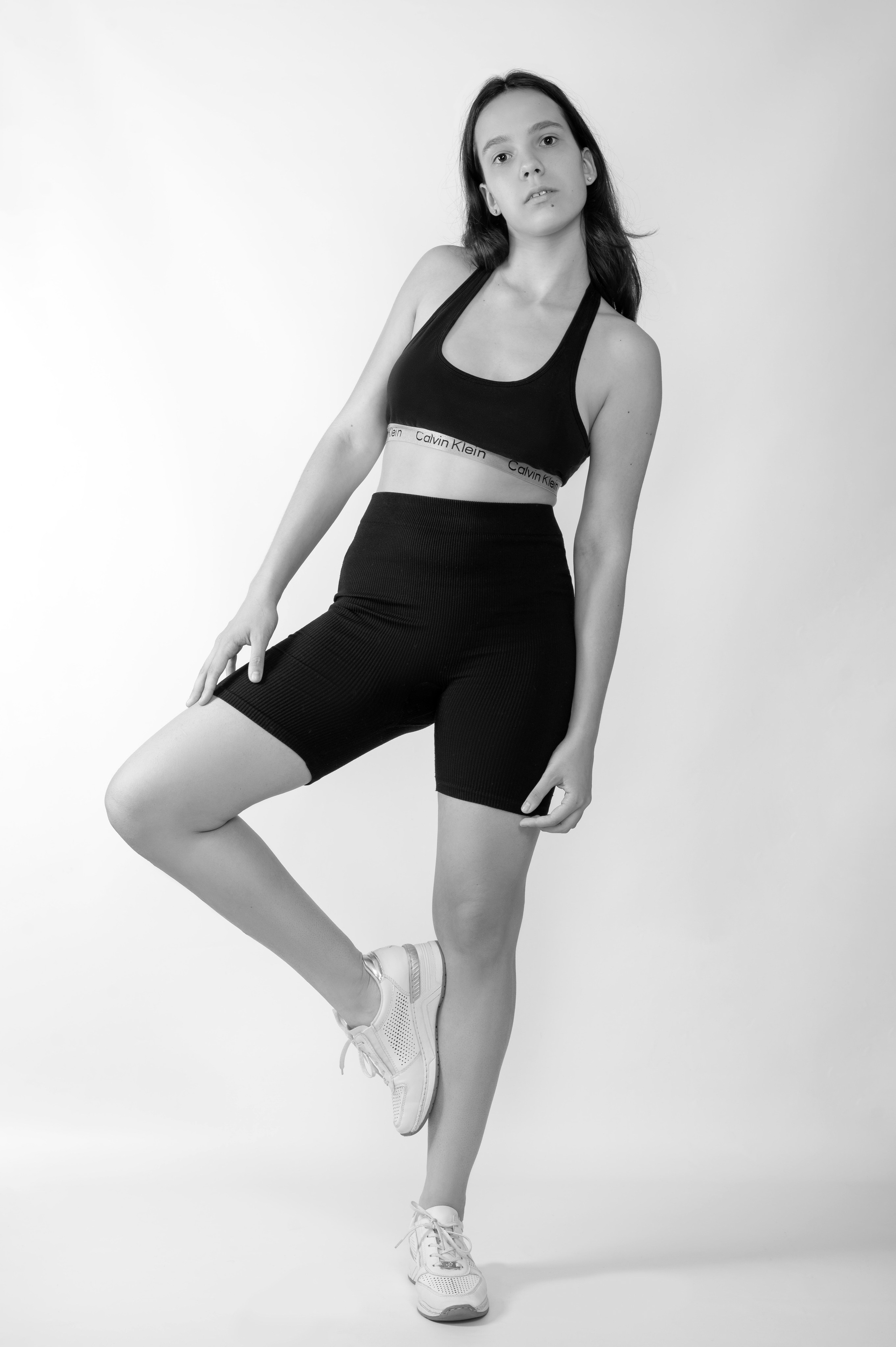 Модельное портфолио, девушка в шортах и топе, съемка для модельного агентства, модельные тесты