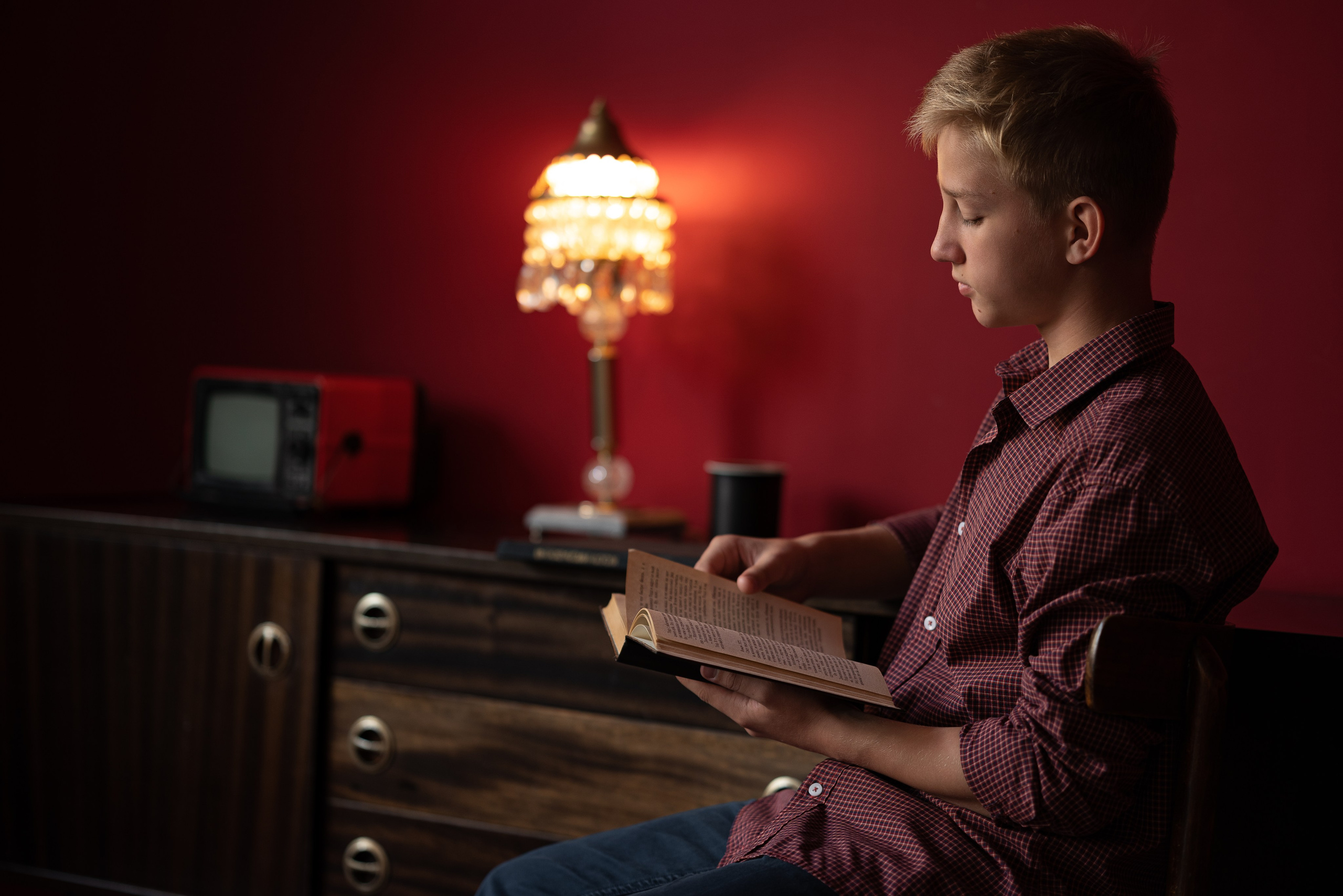 Мальчик с книгой в студии