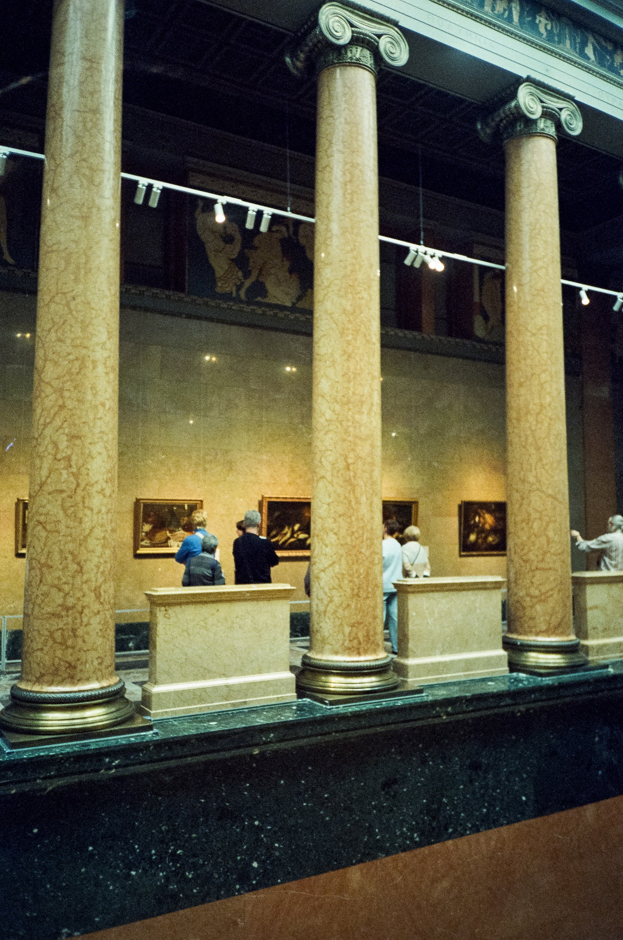 Цветы, плоды, музыкальные инструменты в Пушкинском музее. Фотограф-документалист Мария Осокина