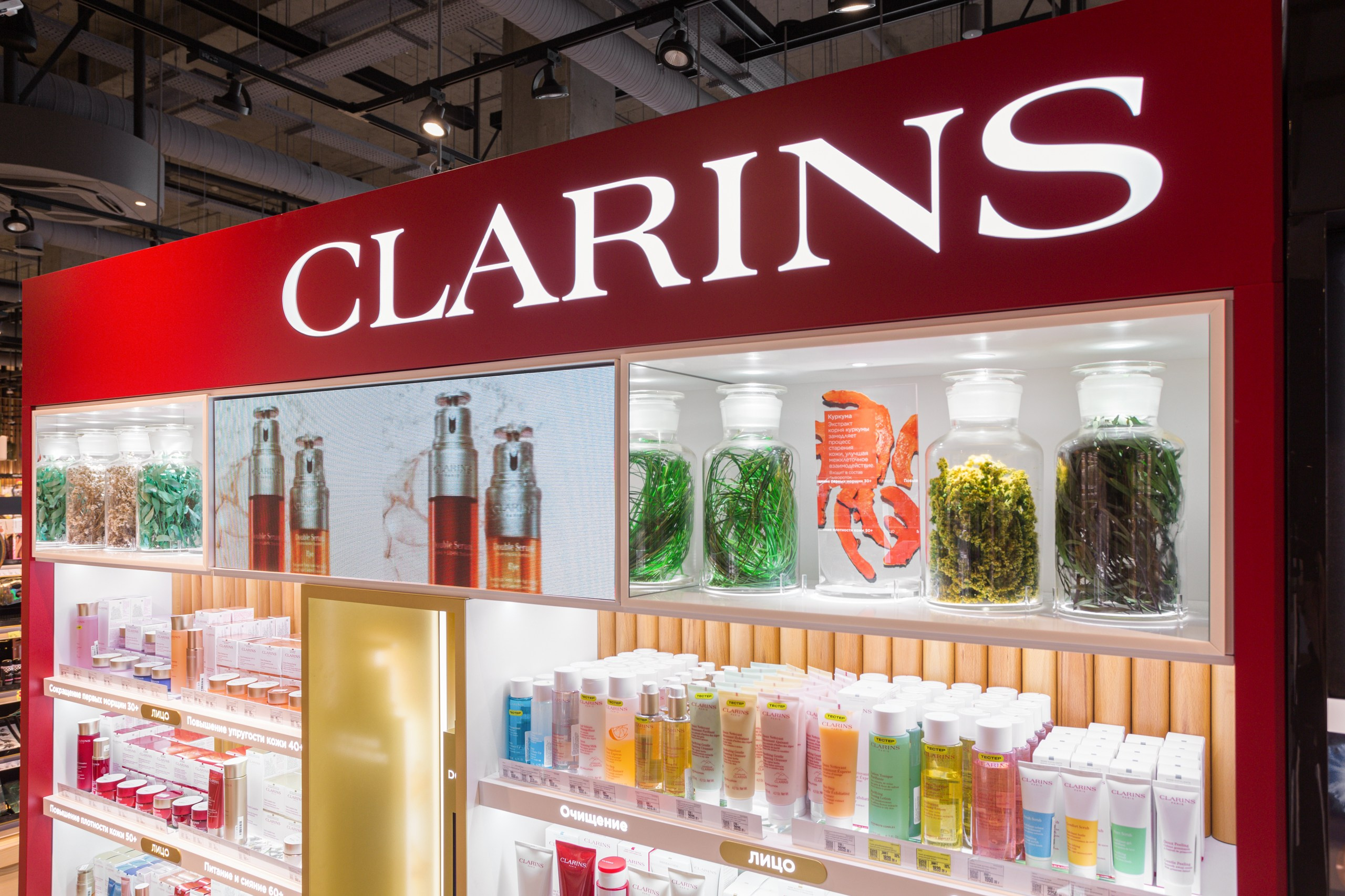 Коронер Clarins в «Золотом яблоке» в ТРЦ «Планета». Интерьерный фотограф и ретушер в Красноярске Денис Антропов