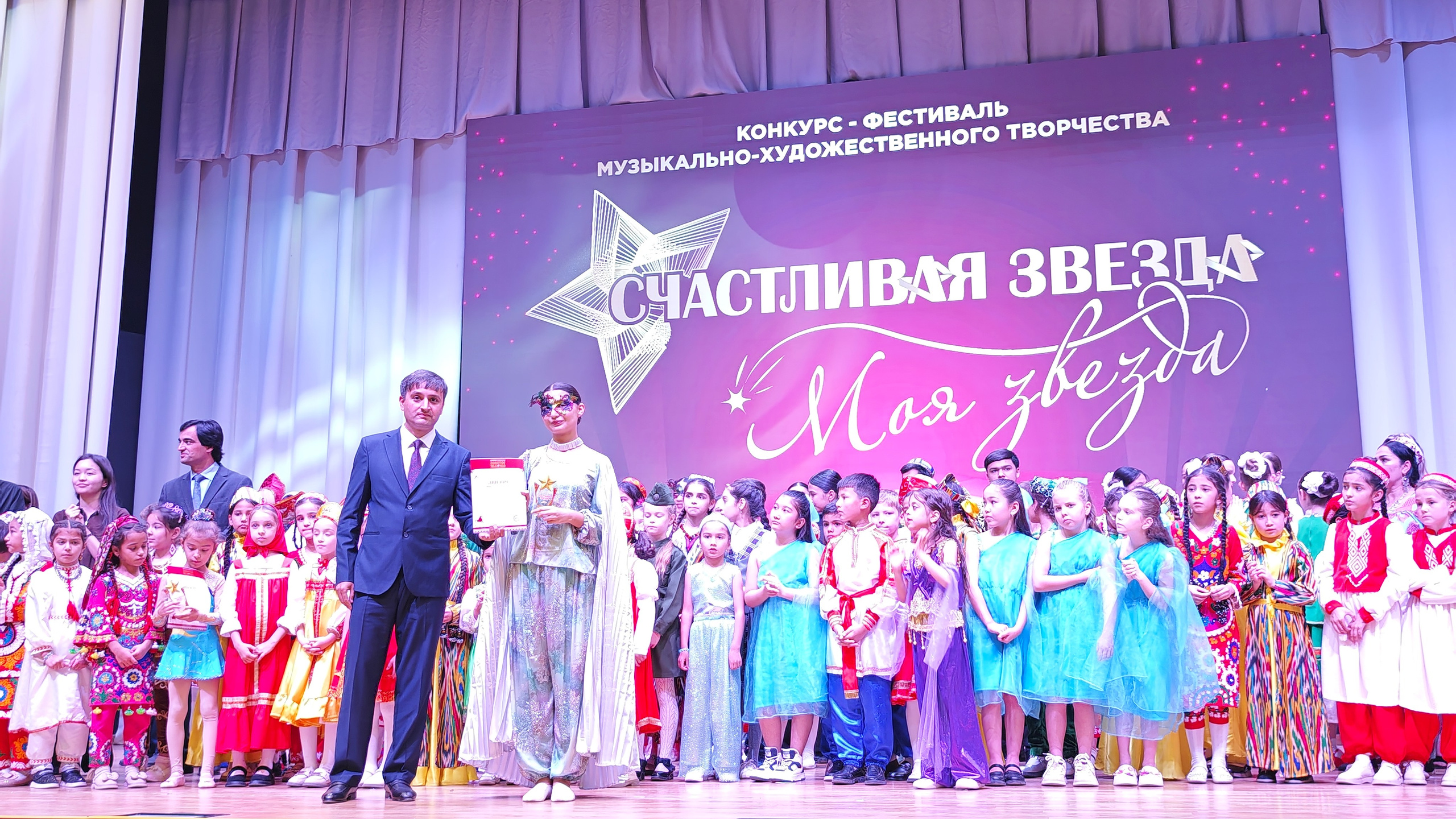 1 ноября 2025 г, г. Бохтар, Таджикистан. Золотое яблочко