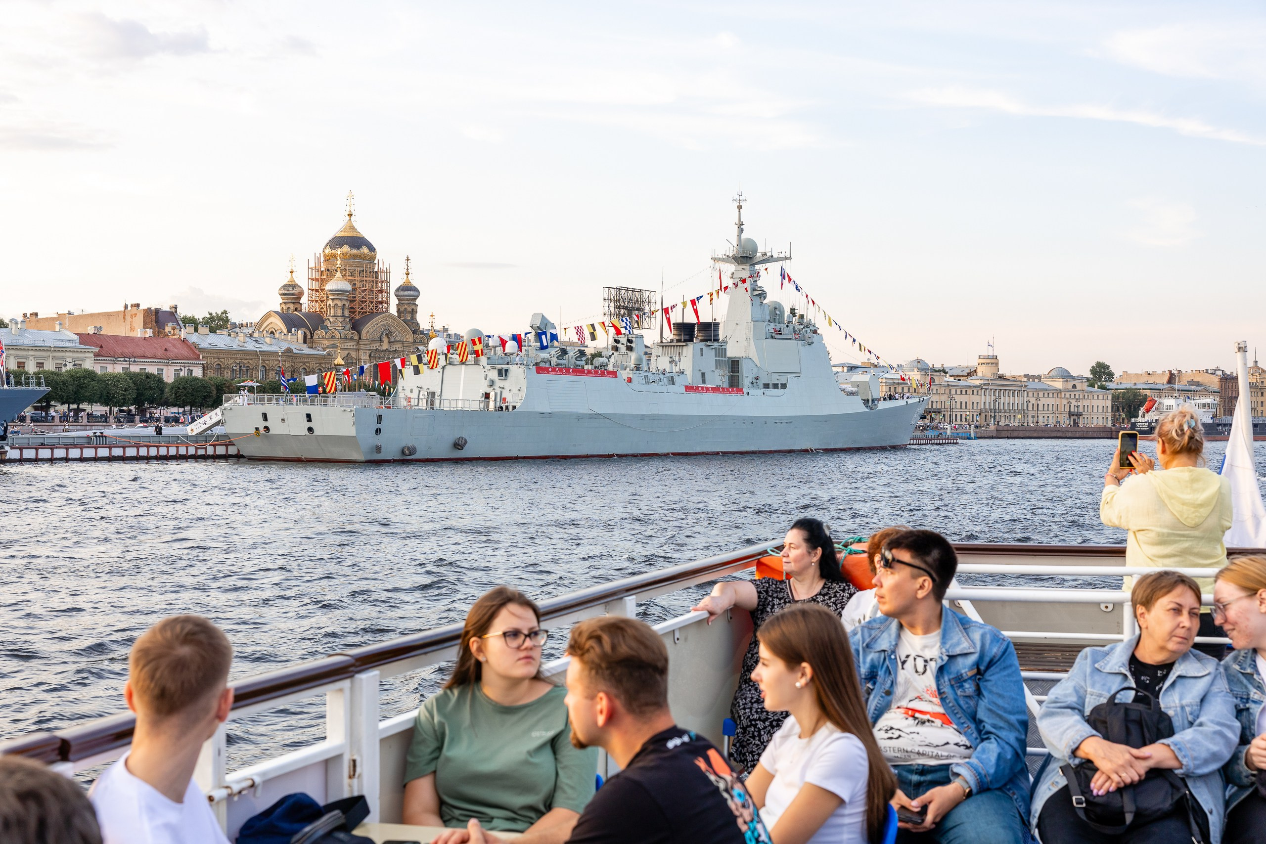 Вид с теплохода на  китайский эскадренный миноносец «Цзяо Цзо», пришвартованный на набережной Лейтенанта Шмидта на День ВМФ России 2024 в СПб