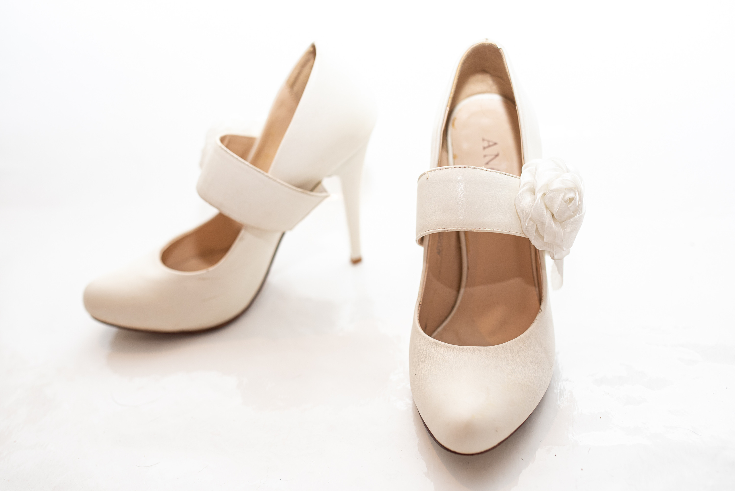 Туфли классические белые с ремешком на каблуке напрокат