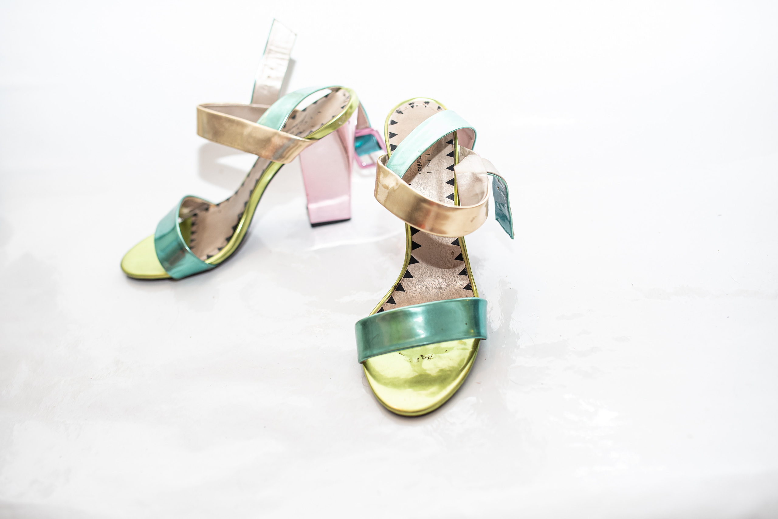 Босоножки золотисто-зеленого цвета на каблуке с ремешком напрокат