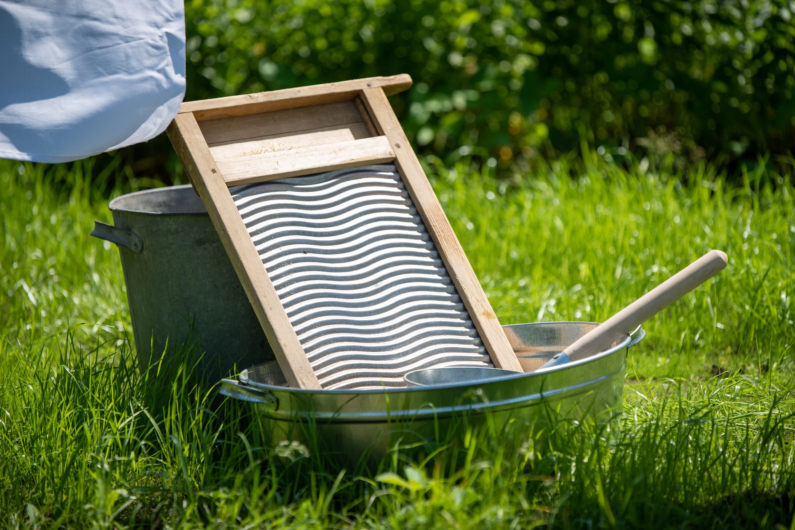 Стиральная доска в жестоком тазу на лужайке