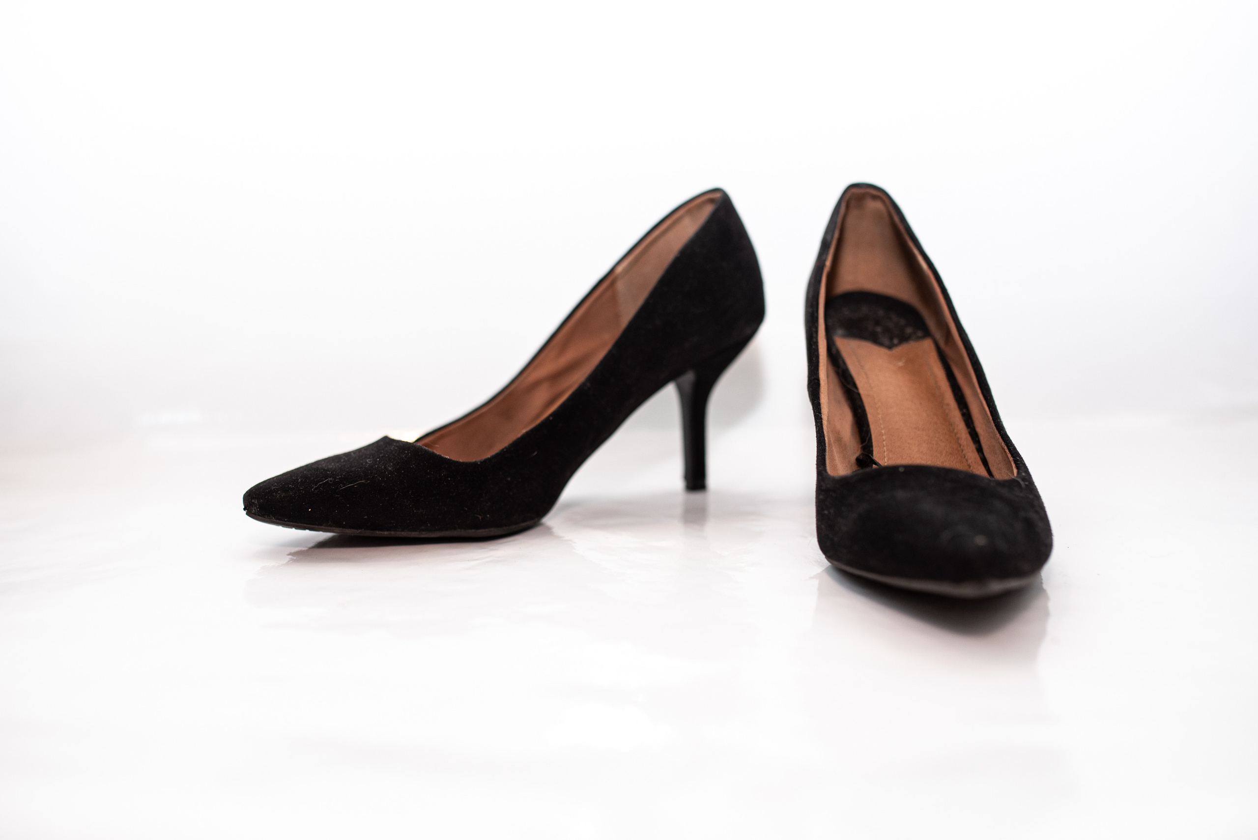 Чёрные флокированные туфли лодочки на невысокой каблуке