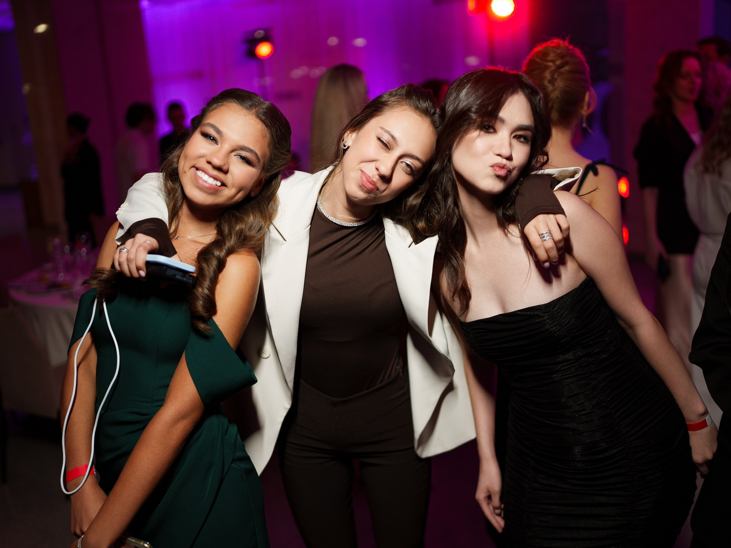 Фотограф на выпускной в Уфе — съёмка в Конгресс-холле для гимназии № 39