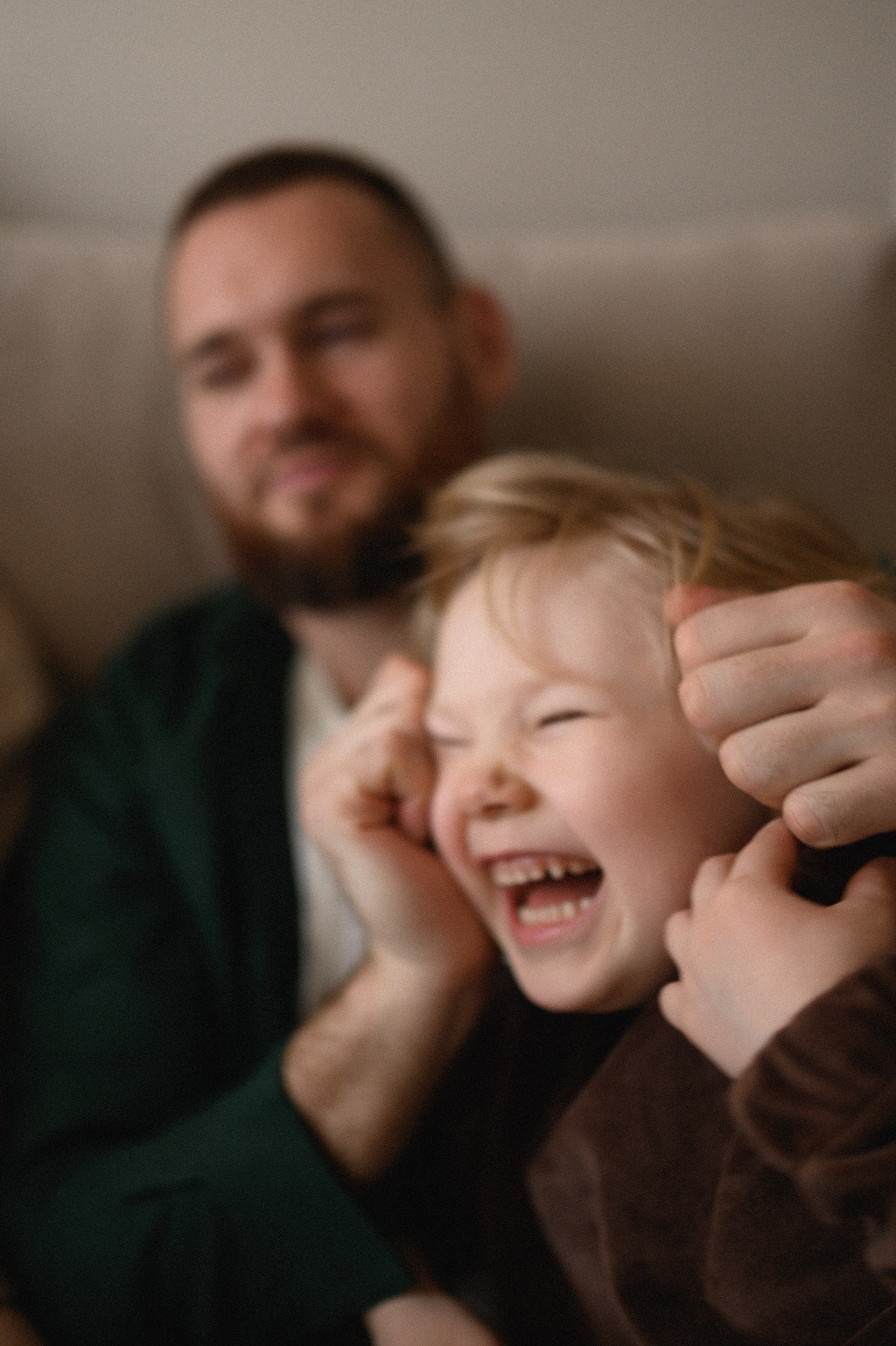 Валентин, Ирина, Евсей, Кира и Агата дома. Семейный и свадебный lifestyle-фотограф в Москве Мария Петрова