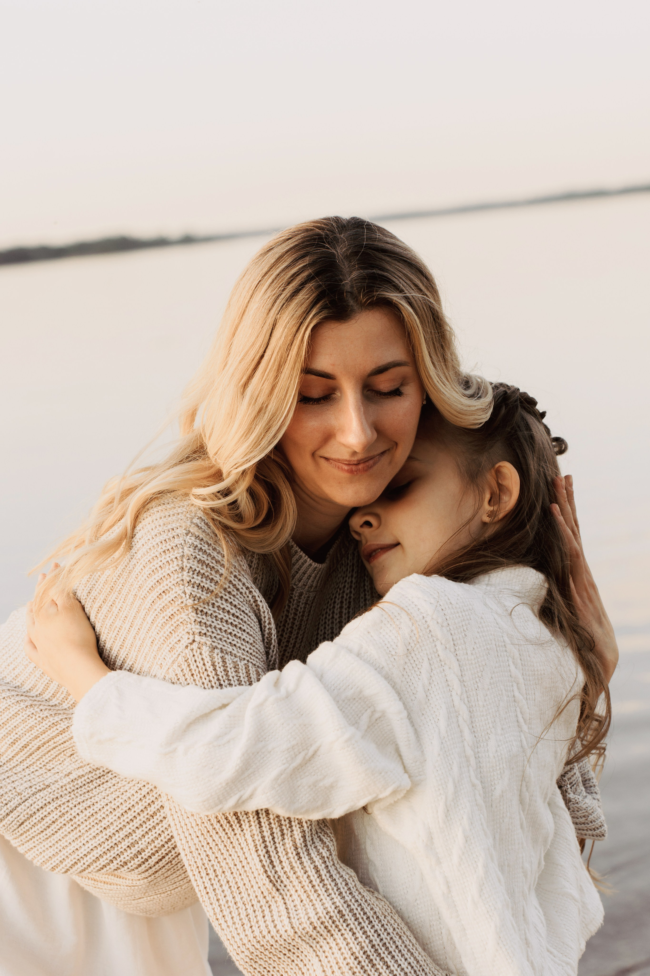 Весеннее тепло семьи на берегу Минского моря. Ваш семейный фотограф в Минске — Вика Трегубова