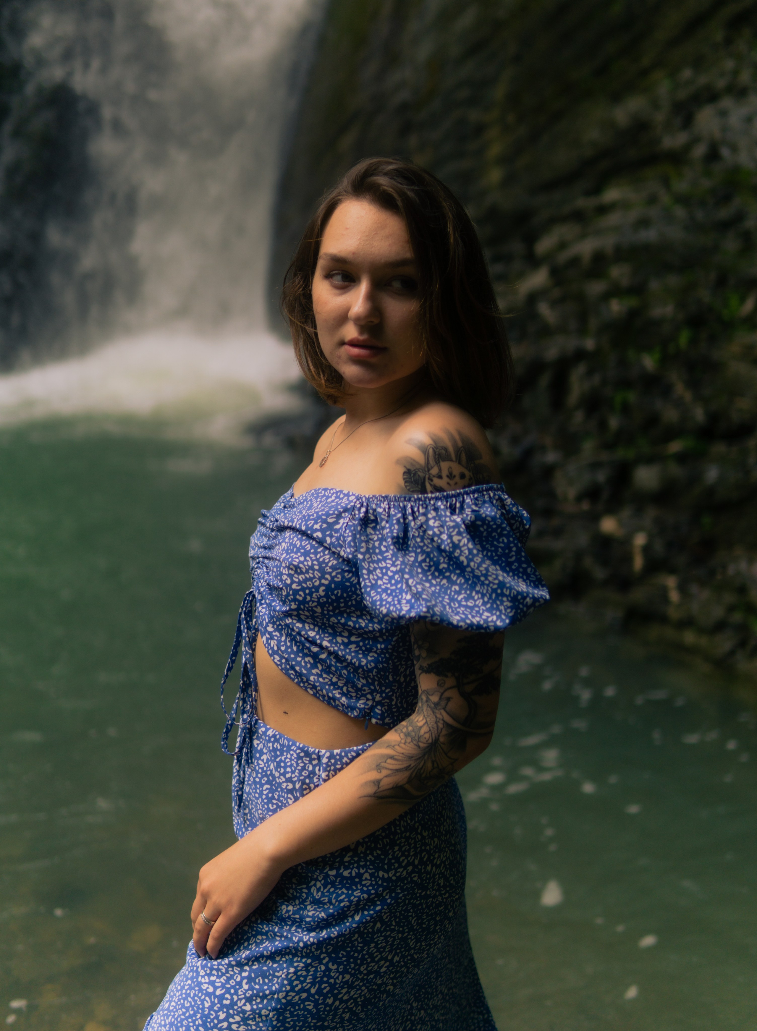 Алина на водопаде. Главная