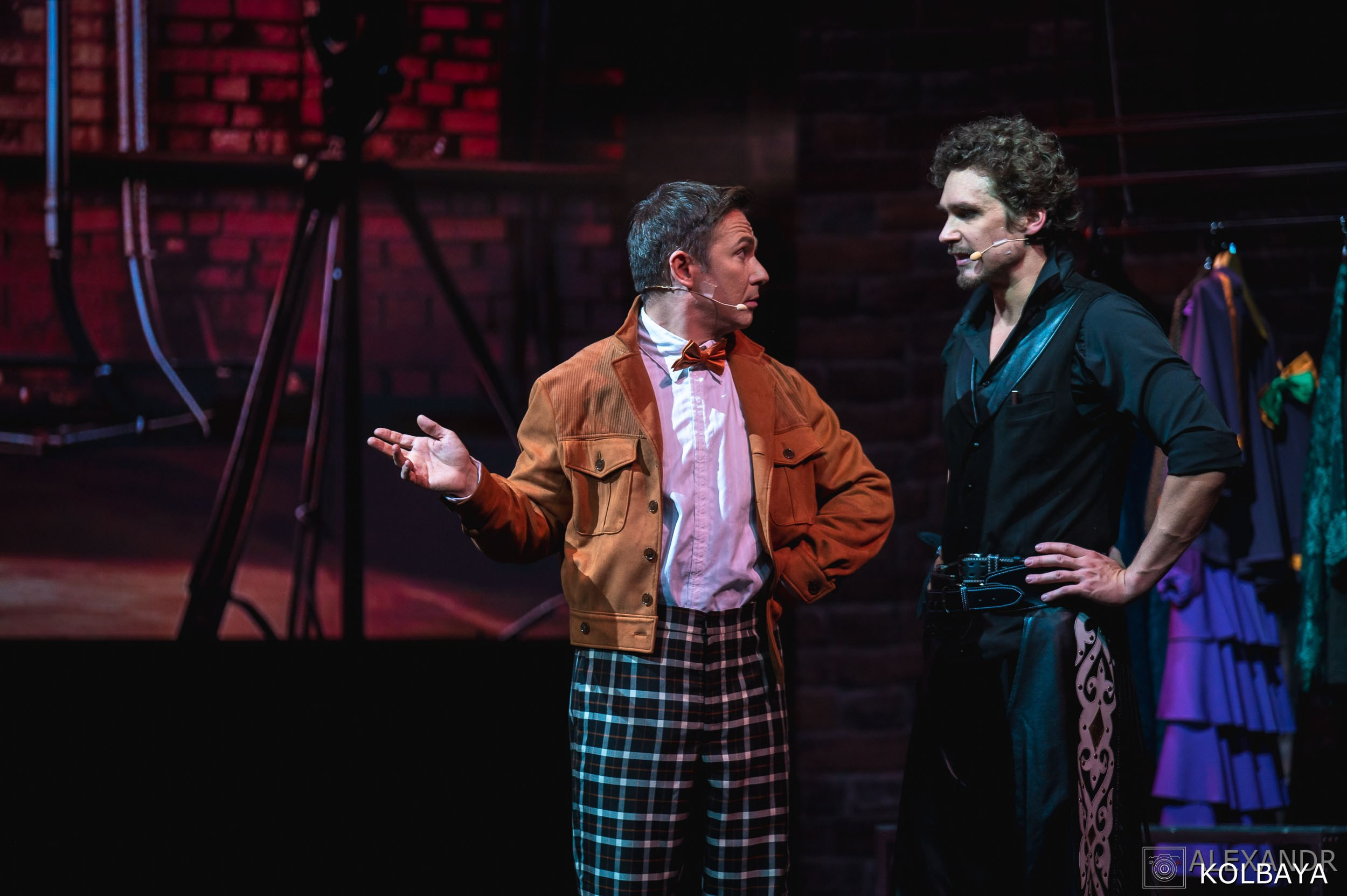 Фотографии со спектакля «Привет, я тетя Чарли». Концертный и театральный репортажный фотограф в Москве Александр Колбая