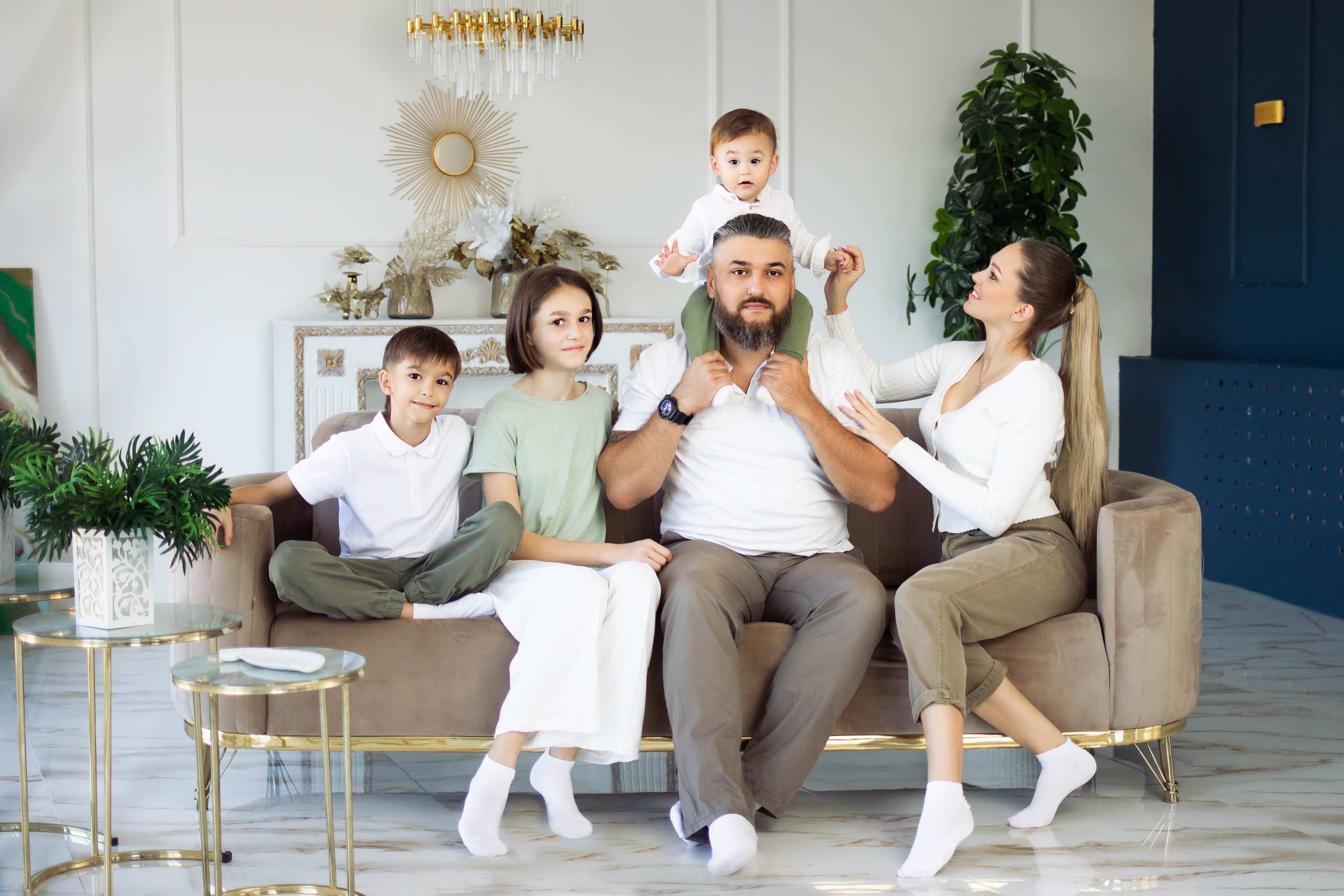 Семейная фотосессия в студии. Фотограф новорожденных в Новосибирске