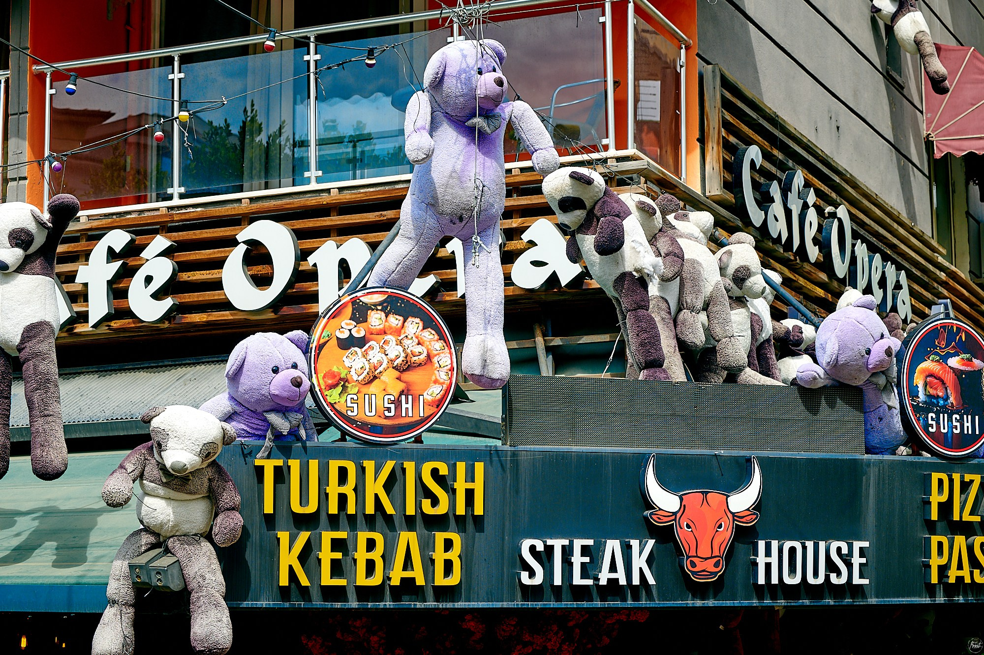 Alanya, Türkiye. May 2024. Фотографии отовсюду и обо всем