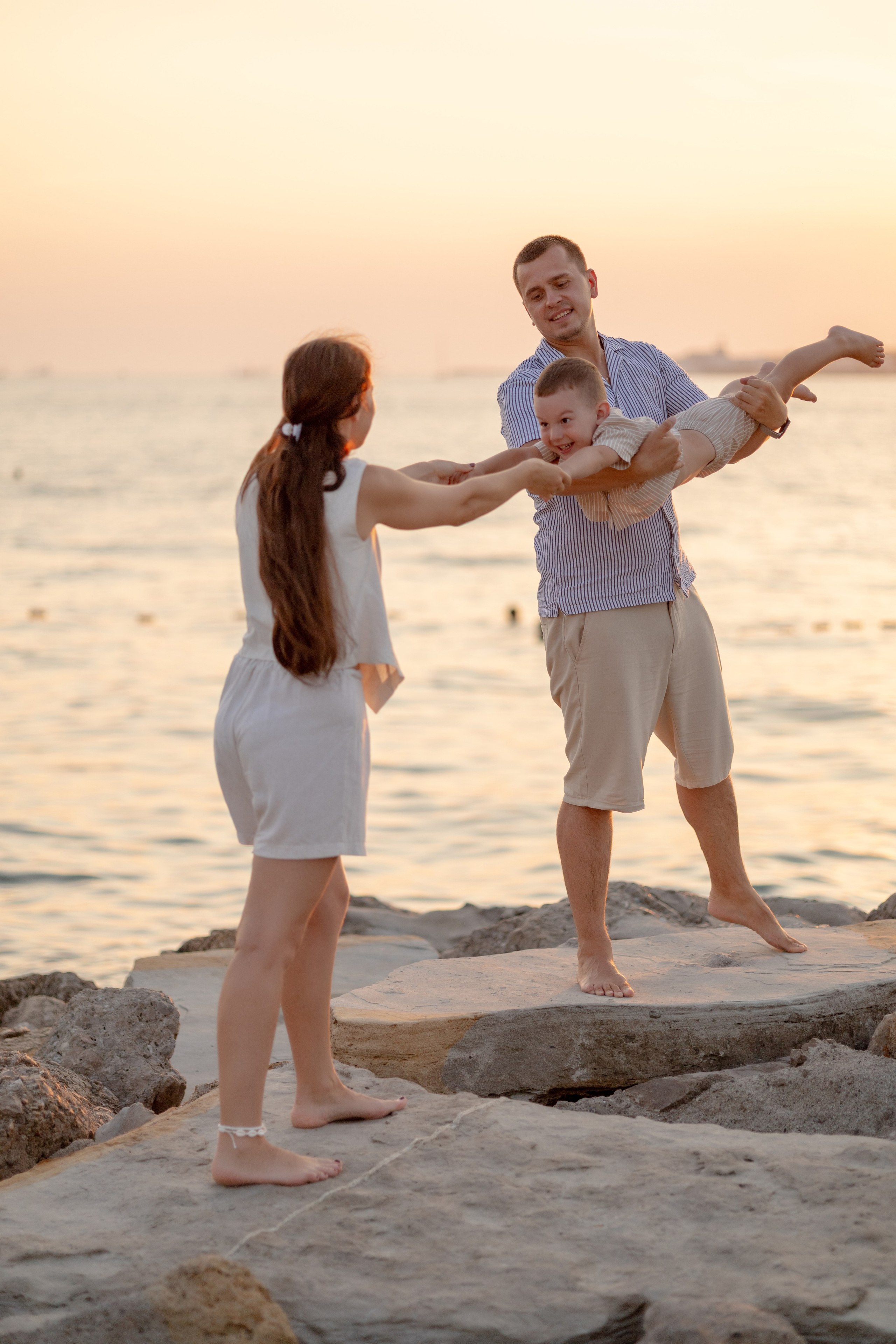 Закат на пляже Метрополь. Семейный и портретный фотограф в Геленджике Любовь Бодрова